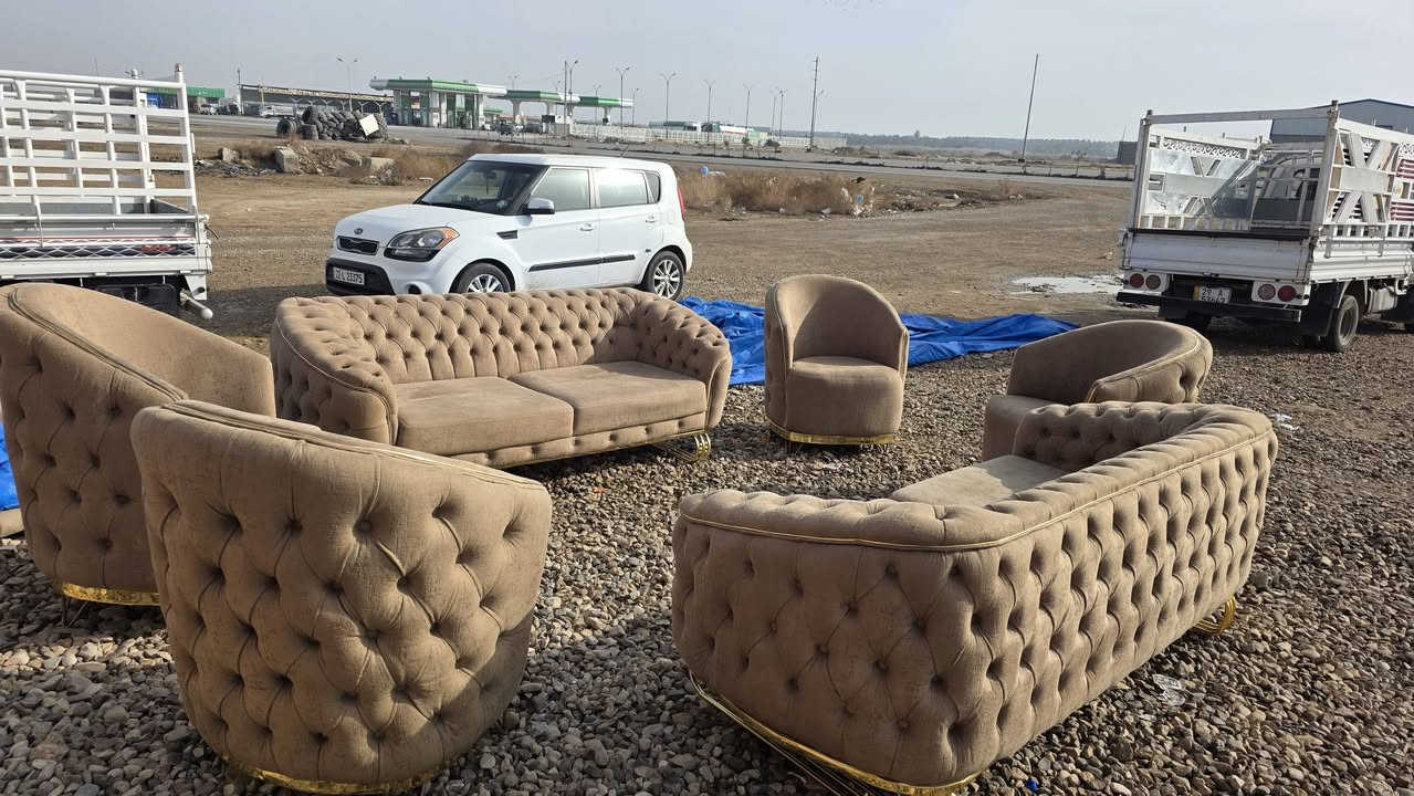 📢 عرض خاص: فخامة التركي بسعر البالة! 🛋️🇹🇷
يعلن مجمع الربيع للأثاث المنزلي عن توفر تخم "لقطة" يجمع بين التصميم الملكي والنظافة الفائقة:
 * الموديل: تركي (تشيسترفيلد) عصري، لون بيجي ملكي مطعم بإطار وقواعد ذهبية.
 * السعة: 10 مقاعد كاملة (جامبو).
 * الحالة: بالة درجة أولى، نظافة ممتازة جداً (نفس الصور تماماً).
 * التصميم: ظهر كابتوني يدوي مع أرجل ذهبية مودرن تضفي لمسة من الأناقة.
💰 السعر:
650,000 دينار فقط! (سعر تنافسي جداً مقارنة بالموديل والحجم).
📍 العنوان:
محافظة واسط - قضاء الصويرة
طريق (بغداد - صويرة) | مقابل محطة رضا الصالح الثانية.
بالقرب من مطعم هنداس (للمتوجهين نحو الصويرة).
📞 للاستفسار والحجز:
يرجى الاتصال على الرقم التالي:
***********
مجمع الربيع.. اختياركم الأول للأثاث الراقي والمتين.
