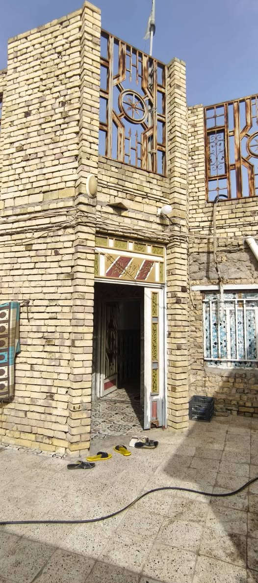 سلام عليكم بيت المساحه ٢٥٠ متر قرب اعداديه الصناعه على الساحه بالمقدمه مال احي الصناعه خلف الجامع سيد حسن موقع كلش حلو ومدرسه الضراغام قيرب بعد شارع تجي وشوف مولد قريب غرفتين وصاله داخليه وصاله خارجيه واستقبال ومطبخ داخلي ومطبخ خارجي صحيات داخليه وخارجية ومحل استفسار ع الرقم التالي بيه واتساب *********** المجر الكعبي, ميسان
