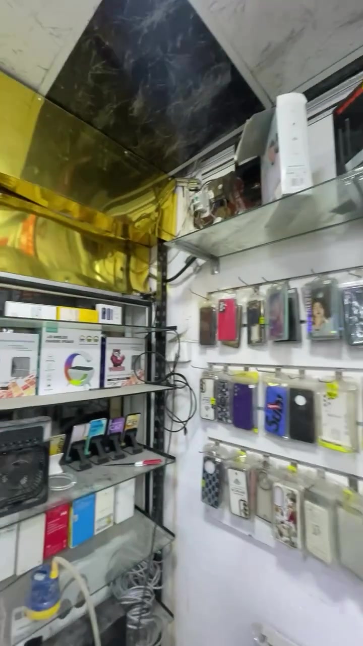 محل مبايلات ومكتبه للبيع كامل هوه والموقع ما يعوزو ايشي لتواصل ***********
