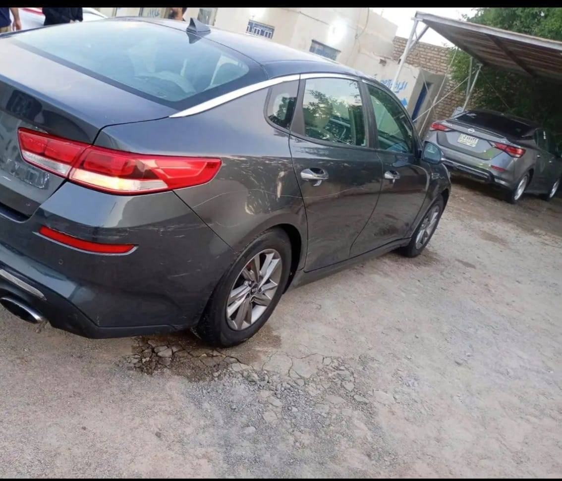 السلام عليكم… 
اوبتيما 20 وارد امريكي ضربة خفيفة گدامك مبدل مدگر وبنبد المفروض مايتبدلن بس هذا شغلهم وصبغ نص بالمدگر الثاني اثر شخوط زغير السيارة مكينة مفتوحة ومعلاية گازگيت… 
السيارة رادار قيادة اشارة تحذير بالمري داخل كلش نظيف مغلف كشنات كلشي شغال بيها ماشية 47 ميل لاتنقيص لاتبخير وگشرة لون واحد تخبل السعر 126$رقم بصره  باسمي العنوان ابو صخير *********** البصرة, العراق
