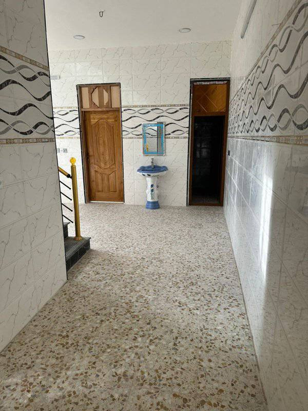 السلام عليكم بيت للبيع مساحة 180 زراعي  بناء درجة اولى كامل يتكون من غرفتين وصالة واستقبال ومطبخ وصيحات خارجية وداخلية 
السعر  اتصال متواجد واتساب  *********** 
 مكان منطقة الإصلاح خلف جامع الرسول لاكرم يبعد عن الجزيرة السياحية 10 دقايق
