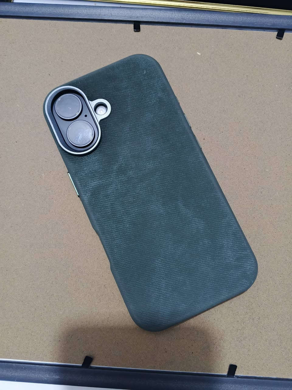 ايفون 16 الايفون بعده بحالته الوكاله هل تشوف عينك من بطاريه إلى  الشاصي .
نسخة الشرق الأوسط 

بطاريه 100٪ ما معلايه شرط الفحص 
سعه التخزينيه 128
وكذلك الجهاز تحت ضمان الوكاله 

يجي ويه : 

1- شاحنه بيه ضمان سنه من اي ستور 30w
2- كفر شامو 
3- اقوى واحسن لاصق شاشه بالسوق
4- كارتون الجهاز .

مكاني بالتنومه رقم الهاتف *********** فقط واتس 

سعر الجهاز : 950
