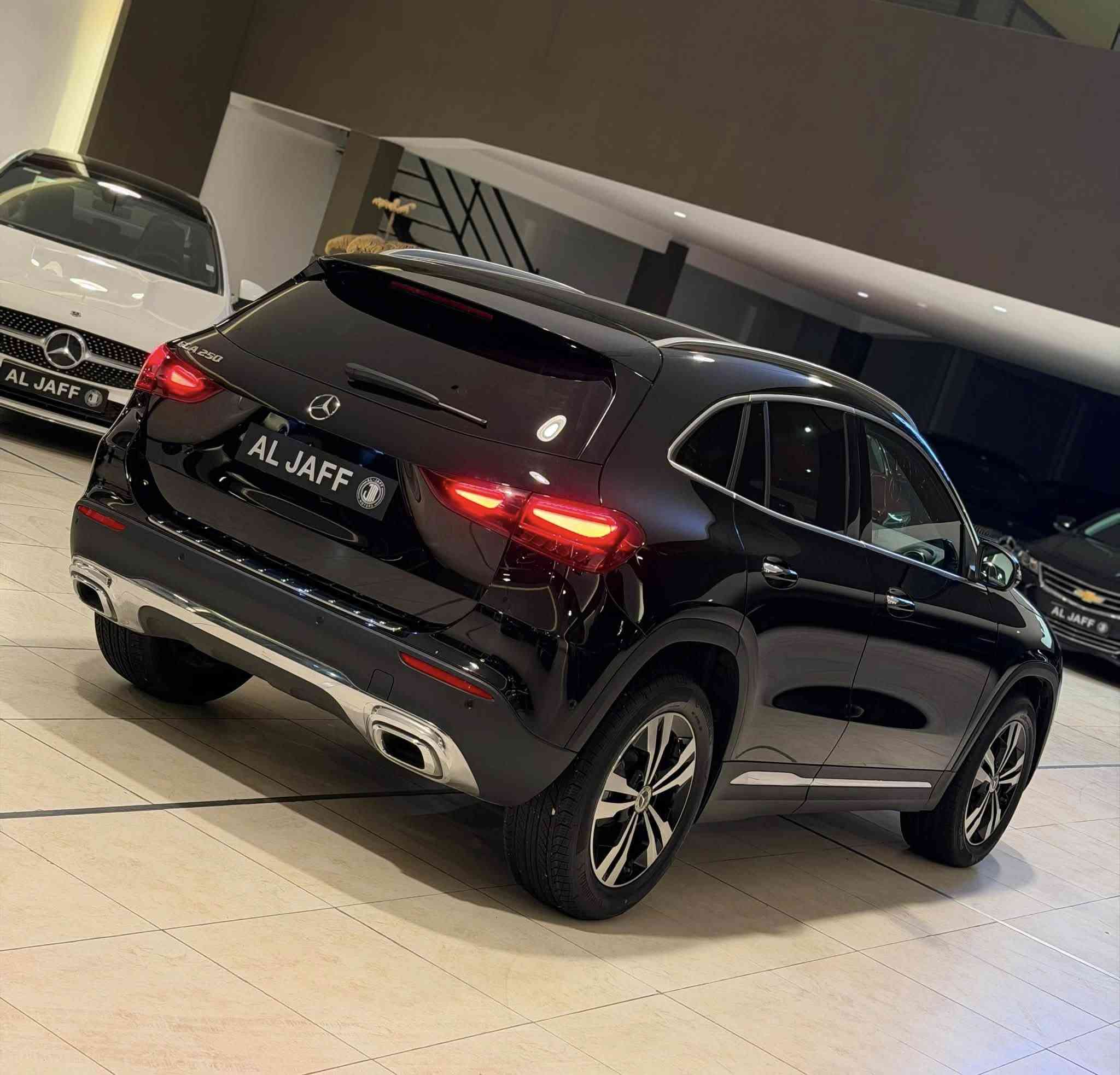 السلام عليكم 
للبيع فقط بدون مراوس GLA 250 موديل 2025 ماشية 6 الف

مواصفات كامرا وحساسات ورادار وبصمات وكشنات جلد وكهرباء وخزن وتحديد مسار و بعد هوايه مواصفات 
گير ومكينه بشرط
وراد امريكي جاملغ وشويه من الباب صبغ بدون دواخل او ايرباك ورقم الشاصي بالصور
السعر : 255$ ورقه 
للاستفسار : *********** كاوه جمال
او واتساب نفس الرقم 
العنوان : السليمانية المعارض الجديده معرض (الجاف)
