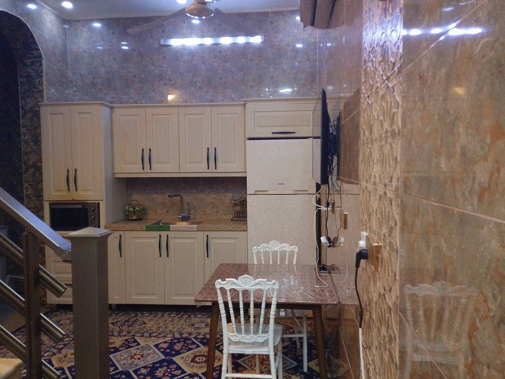 عقار ملك صرف للبيع السعر مناسب جدا 🗣️
المكان / البلديات / حي التجار 
الموقع مميز جدا جدا 
مقابل بناية الأمن العامة سابقا محاذير  من شارع القناة
المساحة / ٥٠ متر مربع 
الواجهه ٥ م
النزال ١٠ م 
دار سكني جهاز للسكن من اربع طوابق حديث البناء سنة ٢٠٢٤ يحتوي على ٣ غرف نوم + حمامات عدد ٢ + صالة منعزلة لاستقبال الضيوف مطبخ عربي وحولي مميز وعصري جدا أرضية الدار مرمر اماراتي الدرج مرمر بيتونة كبيرة جدا بمساحة ٧*٤ الدار عبارة عن مدخلين ابواب الدار المنيوم زجاجي جدران الطابق الارضي سيراميك للتواصل في حال الرغبة الاتصال على صاحب الدار *********** ابو حسن
