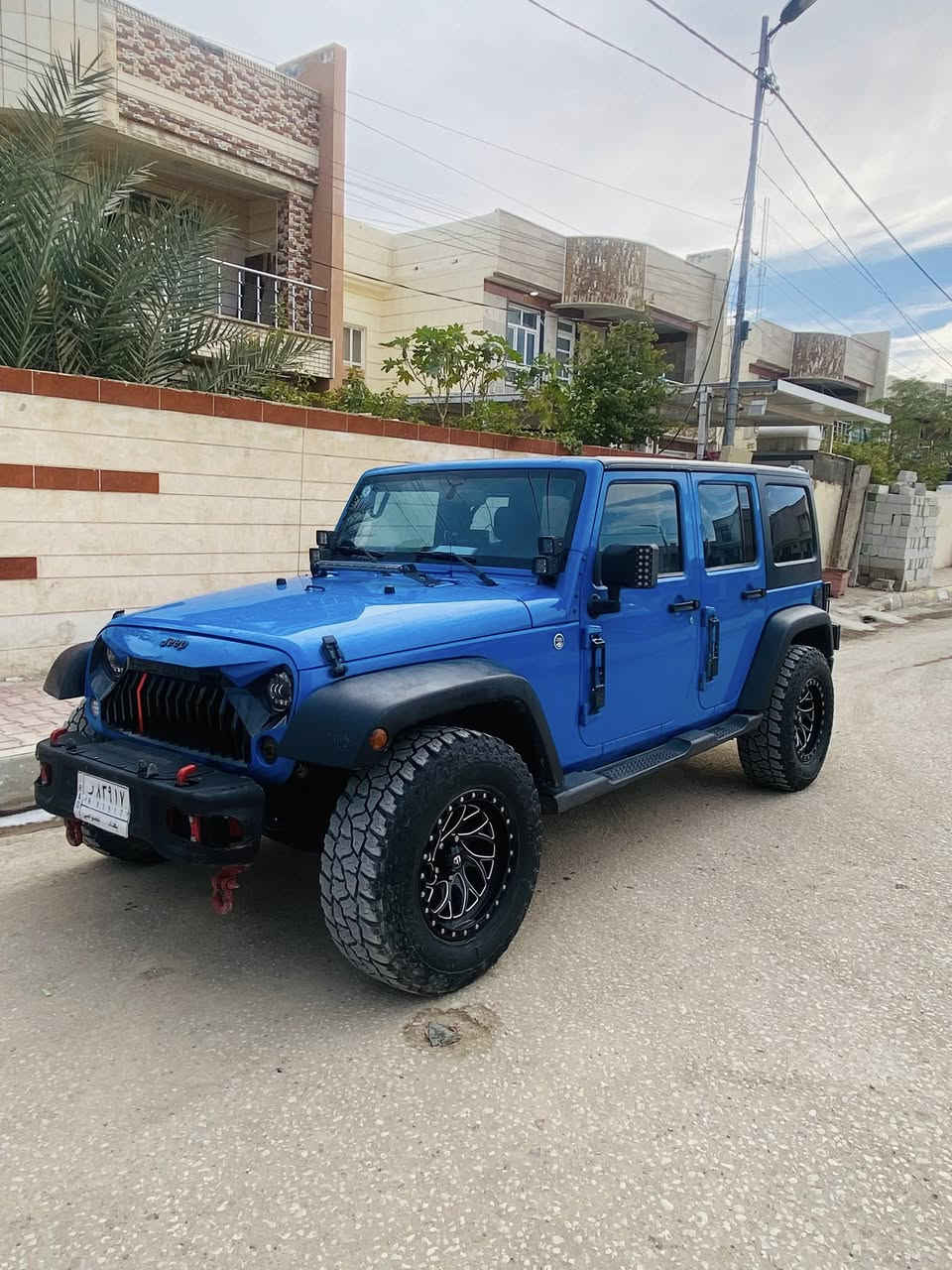 السلام عليكم جيب رانكلر موديل 2011 رقم بغداد بأسمي حادثها موضح بل الصور السعر 155 وبيها مجال مكان السيارة بابل 
***********
