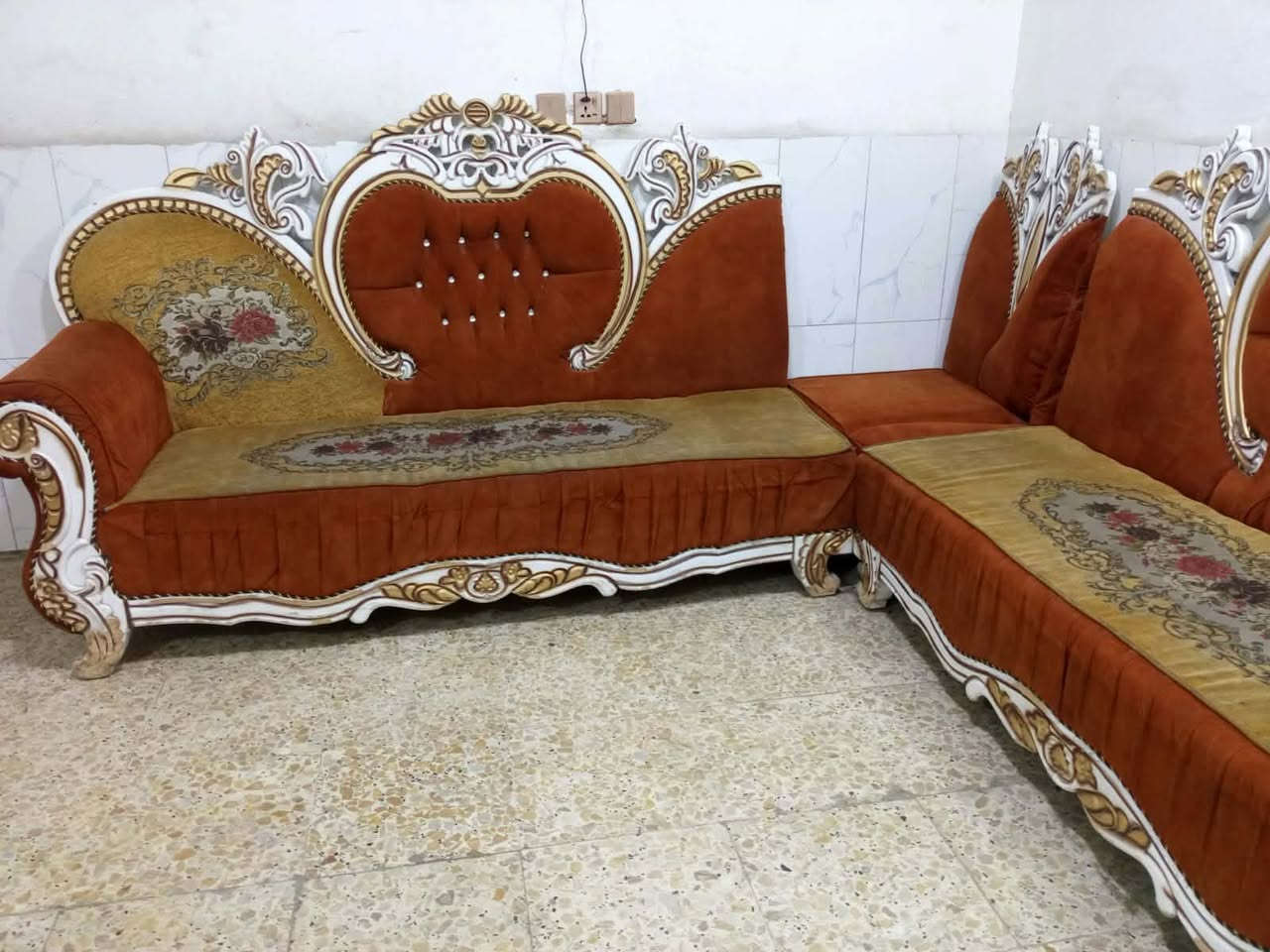 ديوان ملكي7.مقاعد نظيف
سعره 135 وبي مجال لبياع 
يوجد توصيل بكروه ب واتساب
***********
