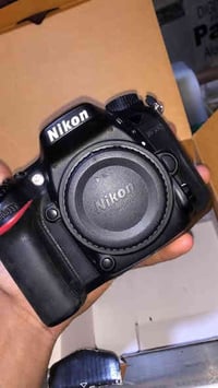 نيكون D7100  نظافتها گدامكم   ملحقاتها  عدسة 18-105 بطارية  شاحنة حزام...