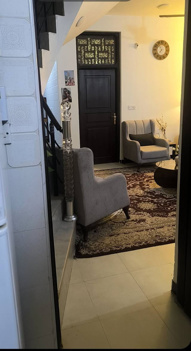 السلام عليكم
دار للبيع 
الموقع زوير الغربي جهة محطة وقود حمورابي الفرع المقابل لأسواق مارينا 
كهرباء - ماء - مجاري - تبليط 
طابو زراعي سند ٢٥ باسمي 
المساحة ١٠٧ متر مربع 
الواجهة ٦.٥ م 
النزال ١٦.٥ م 
غرفة - استقبال - هول - مطبخ - صحيات داخلية - صحيات خارجية - بيتونه ـ مناور عدد ٢ 
سطح عدد ٢ 
للاستفسار الاتصال على الرقم ( واتساب ) ***********
