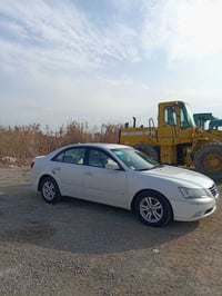 سوناتا 11خليجي رقم بغداد انكليزي مكينه ٢٤٠٠ السياره بيها نص باب الايمن...