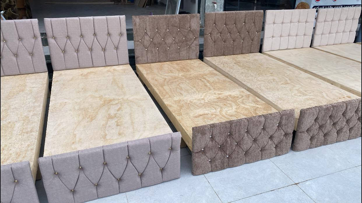 #بسعر مغري وتنافسي

#دوشمةونجارةالتاج

� تخت عراقي للبيع مباشر من المعمل 📢 

✅ صناعة محلية متينة وبجودة عالية
✅ خشب قوي ومدعّم، يتحمل أوزان ثقيلة
✅ ظهر مبطن بألوان وأقمشة عصرية (اختيار حسب الطلب)
✅ أرجل خشب صلبة وثابتة 

⚒️ متوفر قياسات وألوان حسب رغبتكم
🚚 خدمة توصيل متوفرة

📞 للاستفسار والطلب:اتصال او واتساب
***********.   ***********.  ***********
