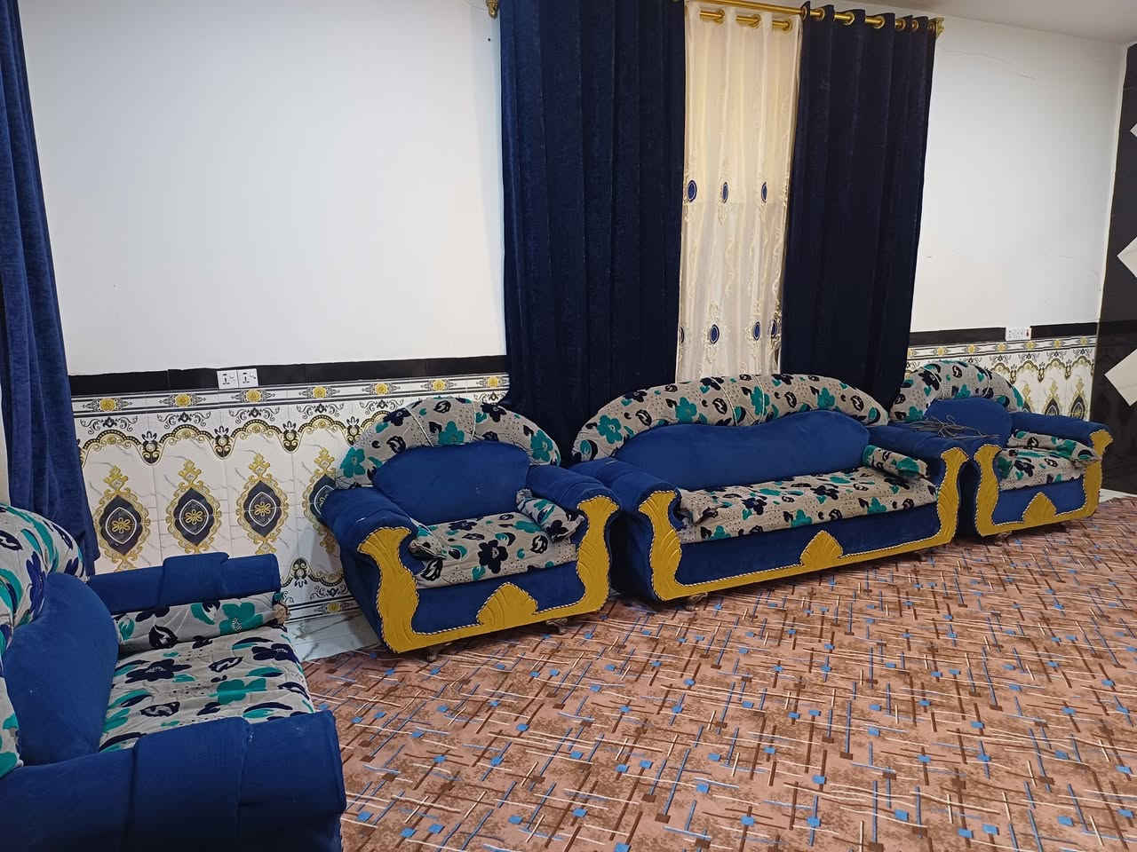 تخم ١٢ مقعد مع بردات 
السعر ٤٠٠ الف
المكان وردية خارج البونافع 
للأستفسار ***********
