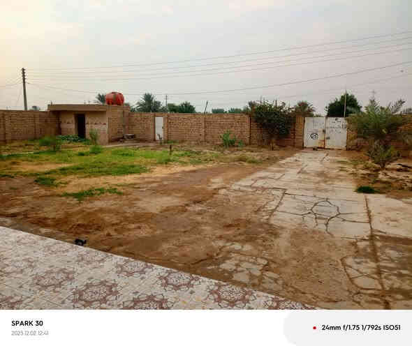 السلام عليكم ورحمة الله وبركاته 
بيت للبيع   طابو زراعي 
بجانب البيت قطعت ارض مبنيه هيكل 

2غرف نوم        واستقبال     و امامه مساحه 

كبيره      و بجانب القطعه    

حسينيه كبيره  هيكل 

البيت مكون من 3عرف نوم
 
هول        مطبخ        صاله         استقبال

صحيات 2     حمامات 2      حديقه واسعه 

المساحه 800م     

مكان البيت ناصريه (الشطره) حاوي العباس 

السعر 210 مليون 

للستفسار  
***********
‏‪***********‬‏
