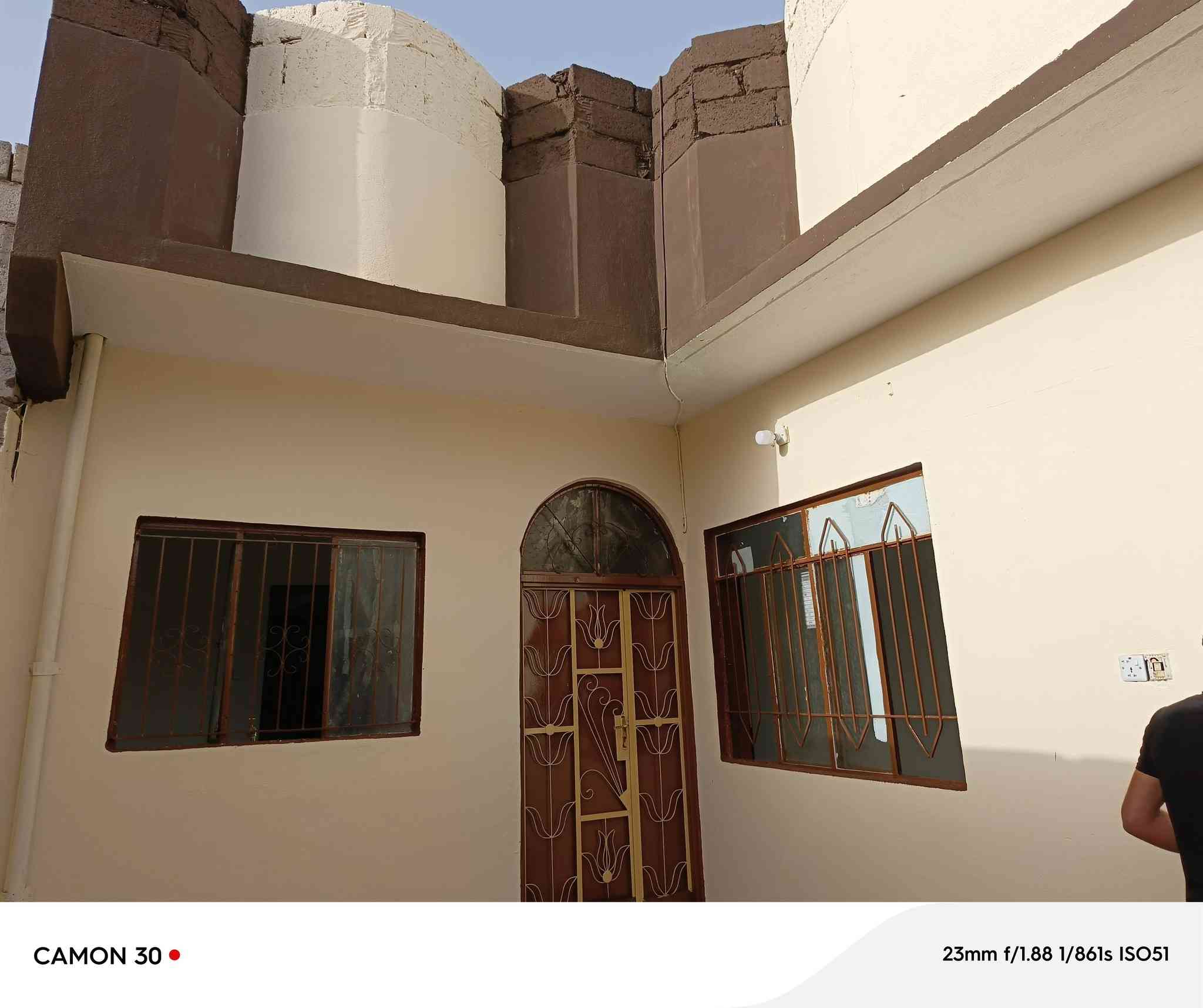 السلام عليكم جميعا
دار معروض للبيع مساحة ١٨٠متر واجه قبلة، أربعة غرف وإنارة وضوء الشمس من كل اتجاهاتها، كراج سيارة مشتملات خارجي مصبوغ جاهز، زراعي وصل بلدية، مصفى حساب الكهرباء، قطاع السادس أول فرع مقابل جامع الحاج إدريس أقرب فرع عالشارع  العام والأسواق وقطعة الكيات وبسعر مناسب ٧٢مليون وقابل للتفاوض للتواصل ***********
