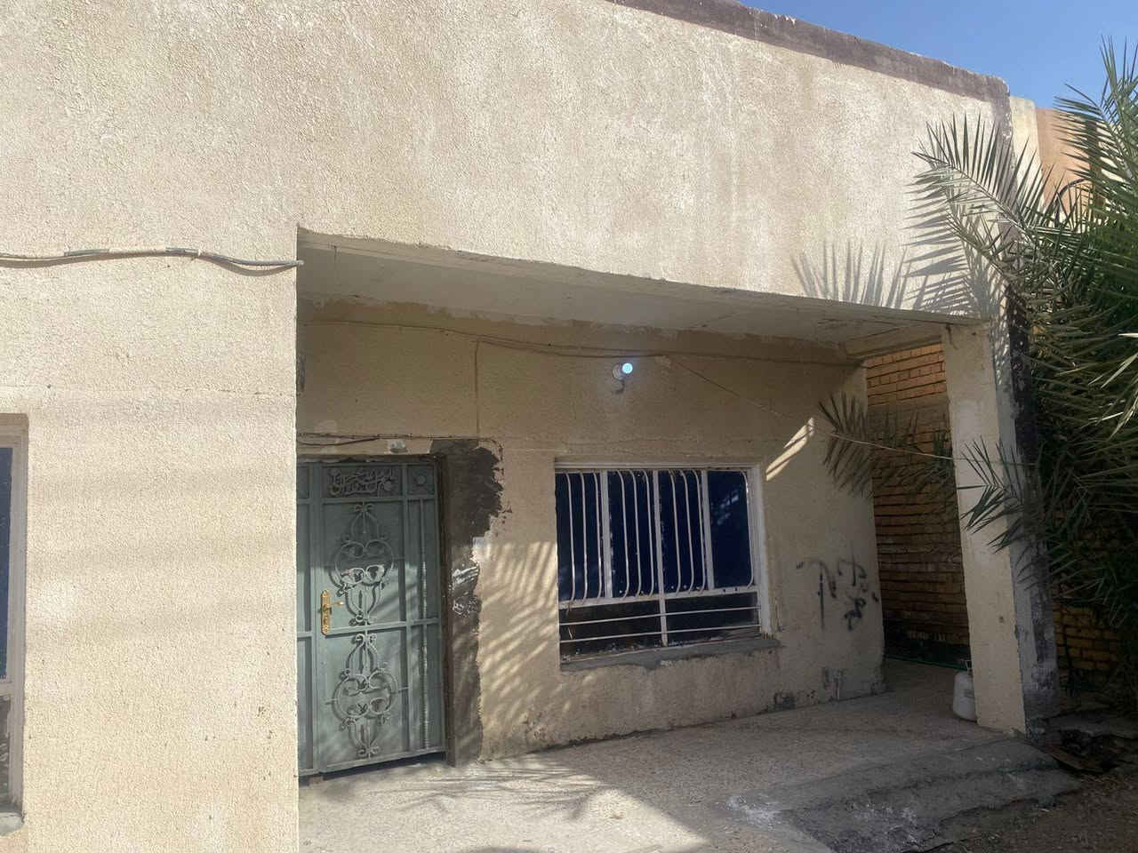 # للايجار
دار سكن في منطقة حي العسكري 

المساحة 210 متر 

يحتوي .. غرفة وكلدور هول وبراني وصحيات 

السعر والتفاصيل مراسلة الصفحة او الاتصال على الرقم 

***********
