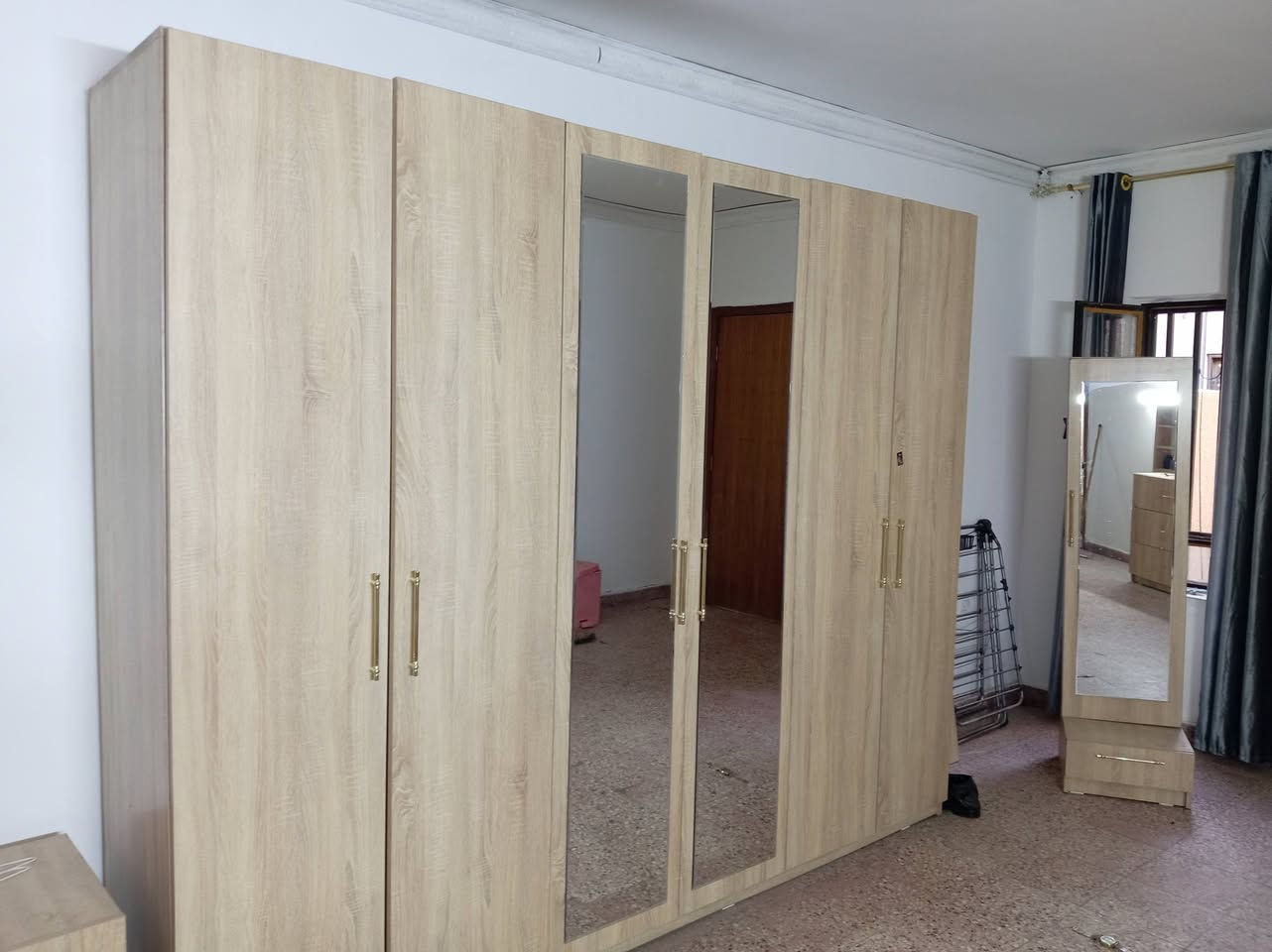 سلام عليكم
للبيع غرفه نوم   تصميم تركي شغل عراقي
كنتور ٦ باب ارتفاع مترين و٢٠ سانتيم.  ٦قطع
للاسفسار ***********
