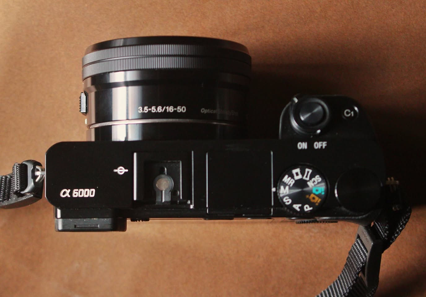 السلام عليكم
Sony a6000 + 16-50 oss sony lens 

الكامرة جدا نظيفة ومعتني بيها نظافتها مثل ما موضح بالصورة
24 ميجا بكسل جدا ممتازة من ناحية التصوير 
صغيرة وخفيفة وشاشتها تنكلب 
وياها 

المحتويات :

و العدسة بيها مانع اهتزاز 
1- 2 بطاريات اصلية من الشركة بعمر ممتاز 
2- شاحنتها الاصلية 
3-منفاخ و كت تنظيف (مصورته)
3- weather bag هم مصورته بس هوة شي تغلف بي الكامرة حتة ميوصللها مي وكذا بالمطر  
 4- رام 32g سانديسك اصلي 

5- ادابتر لعدسات الكانون 

السعر ٥٥٠ الف وبيها مجال 
موجود واتساب ***********
