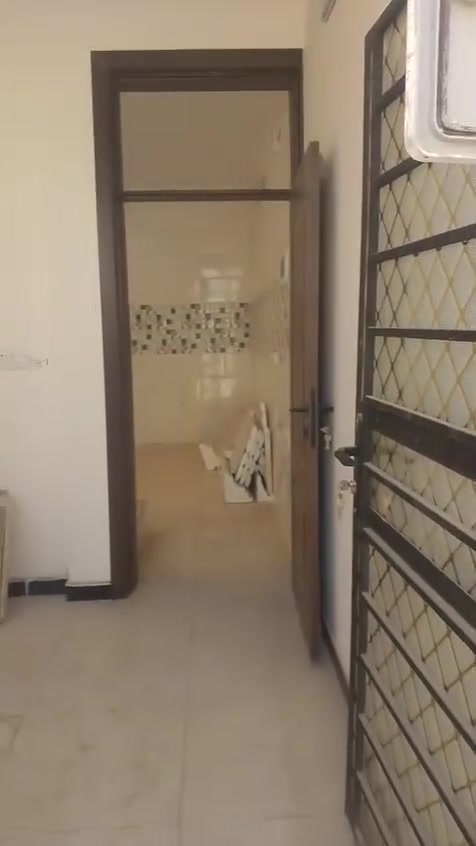 بيت زراعي للبيع - جاهز للسكن فوراً (زيرو لم يسكن من قبل)
📍 الموقع: خط النفط، مقابل البانزيخانه مباشرة.
🛣️ الخدمات: شارع تبليط مميز، ماء، مجاري، كهرباء.. كافه الخدمات جاهزة ومتكاملة.
📐 مواصفات العقار:
 المساحة: 50 متر مربع.
 حالة البيت: بناء جديد (زيرو) محد كاعد بي، جاهز للتسليم الفوري.
💰 السعر:
 55 مليون دينار (وقابل للمجال والظَرف محتاجين).
📞 للاستفسار والمعاينة:
يرجى الاتصال على الرقم التالي:
📱 *********** غير متواجد ع لفيس
