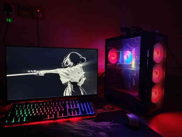تفصيل مواصفات الكمبيوتر

1. المعالج (CPU):

· الموديل: Intel Core i5-12400F

2. اللوحة الأم (Motherboard):

· الموديل: MSI H610

3. كارت الشاشة (GPU):

· الموديل: ASUS Dual GeForce RTX 4060

4. الذاكرة العشوائية (RAM):

· الموديل: T-FORCE (على الأغلب من TeamGroup)
· المواصفات:
  · السعة: 16 جيجابايت (عبارة عن قطعتين 8 جيجابايت لكل منهما، مما يعني Dual Channel لأداء أفضل).

5. وحدة التخزين (SSD):

· الموديل: ADATA LEGEND 710 1TB
· المواصفات:
  · السعة: 1 تيرابايت.
  · النوع: M.2 NVMe.

6. مزود الطاقة (PSU):

· الموديل: RUIX (Reex) 650W
· المواصفات:
  · القدرة: 650 واط.

7. الصندوق (Case):

· الموديل: MASS 03

8. الشاشة (Monitor):
· الموديل: ASUS VG249Q3A
· المواصفات:
  · الحجم: 23.8 بوصة.
  · الدقة: 1920x1080 (Full HD).
  · معدل التحديث: 165 هرتز - ممتازة للألعاب وتوفر صورة سلسة جداً.
  · التقنية: IPS - توفر ألوان دقيقة وزوايا مشاهدة واسعة.

ملخص الأداء والتقييم:

· الغرض الرئيسي: هذا الجهاز مبني خصيصاً للألعاب على شاشة 1080p، وسيؤدي أداءً ممتازاً في هذا المجال مع كارت الشاشة القوي RTX 4060.

السعر 1.200.000 د
ستعمال 3 اشهر 
نضافة 100%
عنوان: الديوانية_ قضاء السنية
***********
