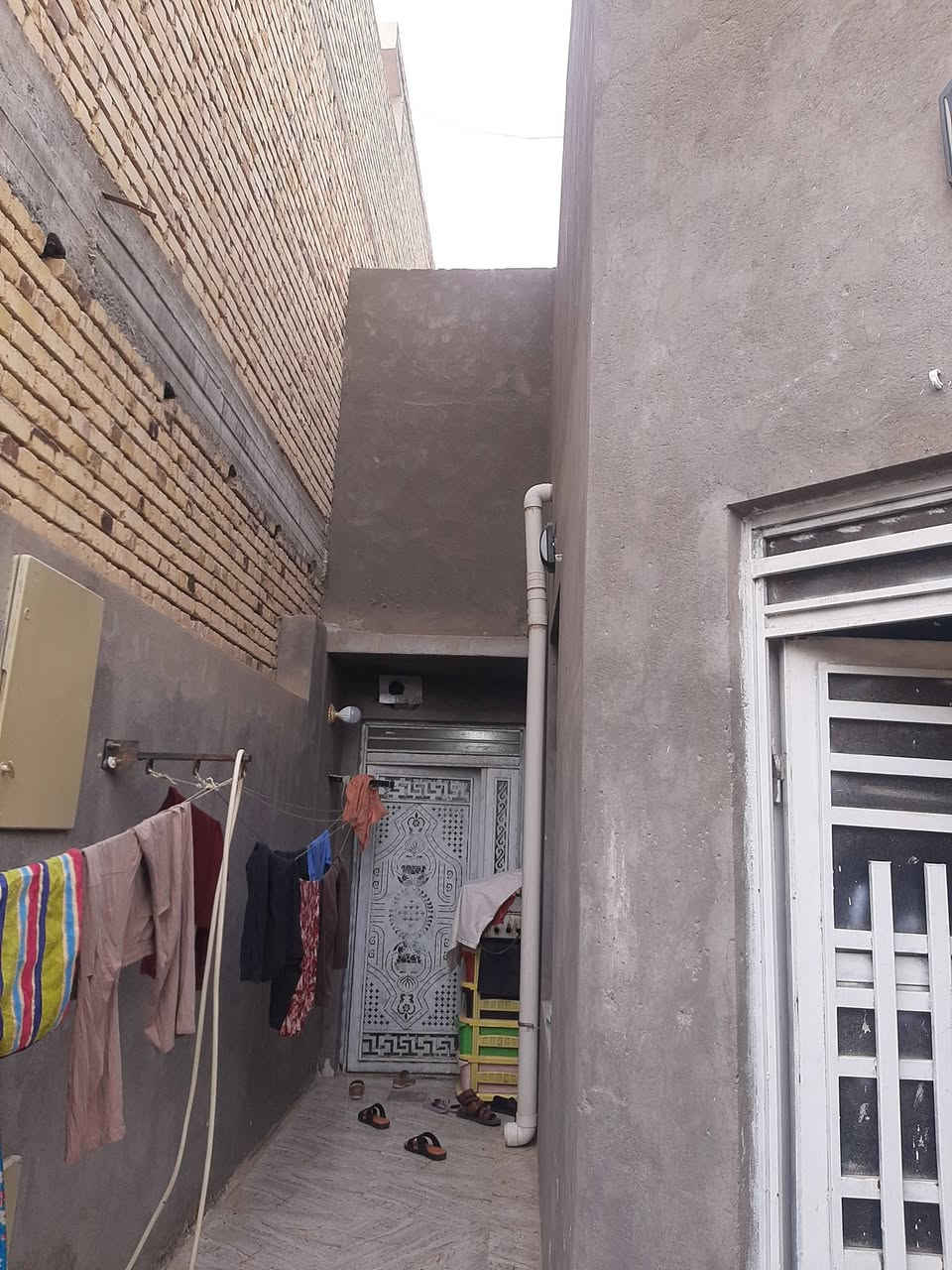 بيت ١٢٠ واجهه ٦ ونزال٢٠ حي اور نهاية سايدين المدرسة الايرانيه بيت على ساحه حديقه. ترمي جديد درجة أولى عكادة. 
استقبال صاله مطبخ غرفة منور حمامات خارجية وداخليه.
غرفة فوك بيتونه.
مطلوب عقاري ٨٠  وتسديد كل شهر ٣٩٠ والسعر اريد ١٤٥ يعني السعر الكلي ٢٢٥ .
تواصل على هذا الرقم ***********
