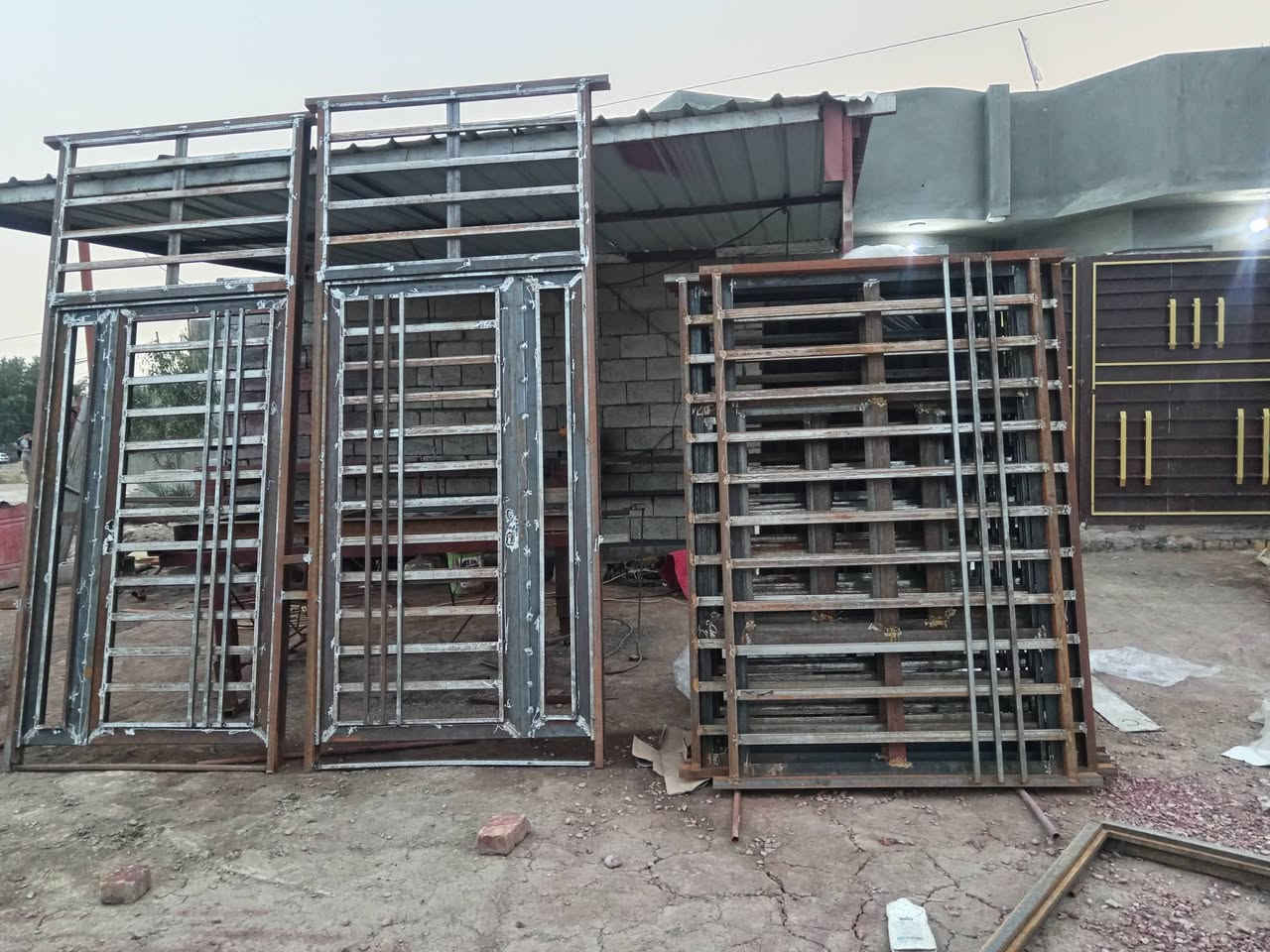 السلام عليكم نشتغل تفصال بيبان وشبابيك حديد درجه اولى ثقيل والخفيف مصطفى الحداد ***********
