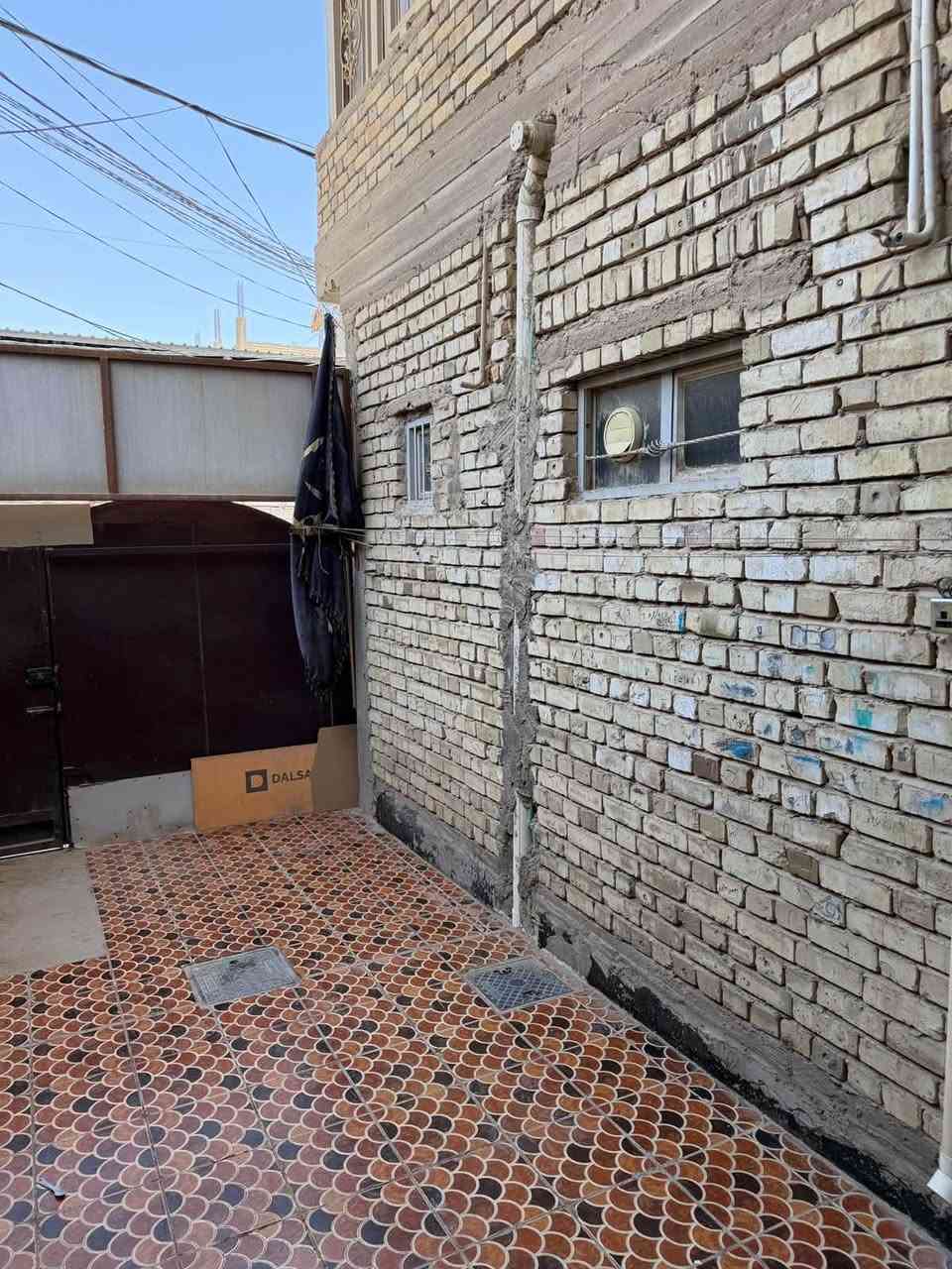 للايجار ….للايجار 
بيت مساحة 100 م مربع ركن طابقين 
📍حي السلام 
الطابق الاول صالة واستقبال ومطبخ وحمامات 
الطابق الثاني 2 غرف نوم وصالة 

🔹للاستفسار مراجعة مكتب الغدير 
🔹حي السلام/شارع ابو الدجاج/مجاور مفاتيح دبي  
🔹او الاتصال يتوفر واتساب 
*********** 📞
