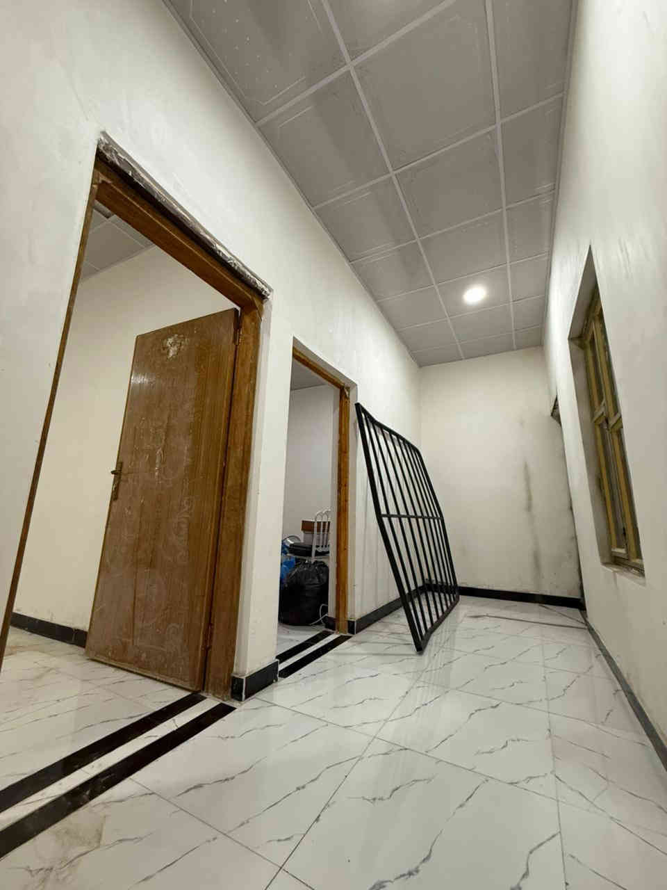 السلام عليكم احبتي الكرام 
دار سكن للبيع. 
المساحه 120م
..طابو زراعي عراقي اصولي مكاتبه وكاله نسخه من طابو. 
..
البيت طابقين .يحتوي البيت علا 4 غرف نوم .وصاله عدد 2...ديوان ..ومطبخ..وصحيات داخلية وخارجية وطارمة. 
البيت بناء حديث شغل درجة اولى 
...
.العنوان ابي الخصيب. الصنكر .قرب سايدين.
..منطقة سكنية هادئه..
...السعر.74 بي مجال 
للاستفسار***********
