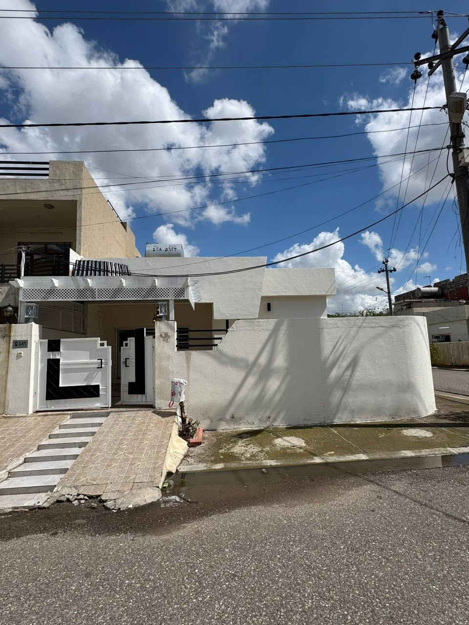 � بيت للبيع في أربيل – فرصة مميزة
🔸 سند طابو رسمي – يتسجل باسم أي عراقي
📍 أربيل – 99 زانكو (قرب شارع 100م)
📐 التفاصيل:
➖ المساحة: 150 متر
➖ طابقين

🛏️ يتكون من:4 غرف نوم
استقبال+صالة
مطبخ.....مجموعه صحيات 
للتواصل ***********
