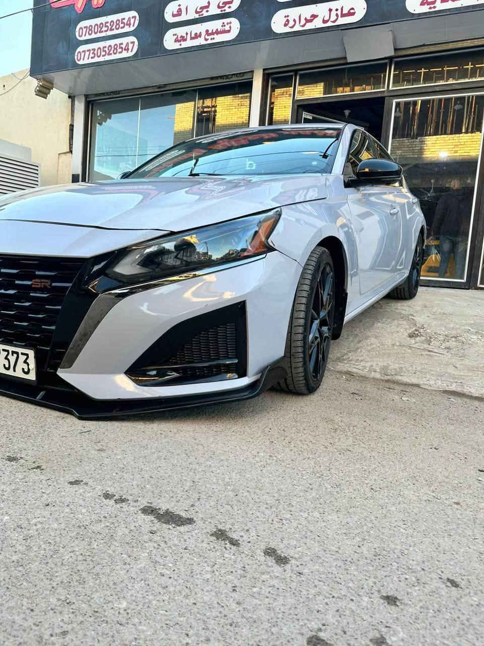 السلام عليكم 

🔺نيسان التيما 2023RS فول الاخير 🔺
🔴 Nissan Altima 2000T🚀🔴
سياره جديده وجاهزه مواصفات 

    .
* قوة 248 🐎 .  
* عزم دوران 370 نيوتن.متر (267 رطل-قدم).
* ناقل حركة Xtronic CVT.
* نظام دفع أمامي (FWD) فقط.

المواصفات الخارجية

* جنوط ألمنيوم رياضية 19 إنش.
* مصابيح LED أمامية.
* شبك أمامي ولمسات رياضية SR.
* جناح خلفي (Spoiler).

المقصورة

* مقاعد رياضية.
* شاشة لمس 8 إنش مع Apple CarPlay وAndroid Auto.
* تشغيل السيارة بالبصمة (Push Start).
* مثبت سرعة.
* كشنات جلد مع بدلات تبديل السرعات (Paddle Shifters).

أنظمة الأمان

* فرملة طوارئ تلقائية.
* تحذير مغادرة المسار.
* مراقبة النقطة العمياء.
* تنبيه حركة المرور الخلفية.
* كاميرا خلفية، و كاميرا 360 درجة.
تدفئه كشنات واستيرن 
الأداء

* التسارع من 0 إلى 100 كم/س يقارب 6.0–6.3 ثانية، وهو أداء قوي بالنسبة لسيارة سيدان متوسطة.  

🔺الضرر واضح بالصوره مجرد بارد بالبنيد فقط لاغير 
🔺السعر / 180 وبيها مجال 
🔺العنوان / ناصريه سوق الشيوخ 
🔺رقمي / ***********

