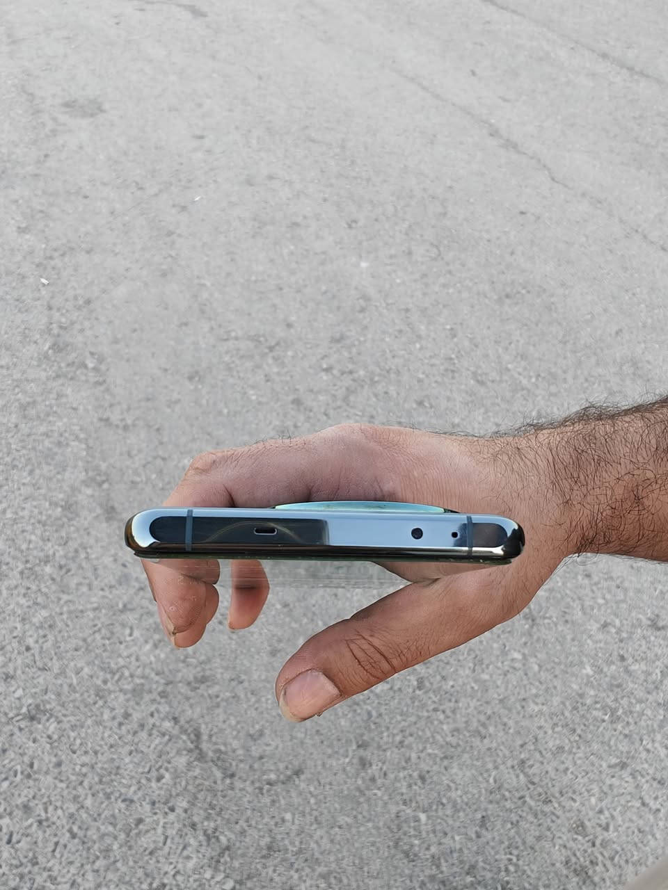 (OnePlus 12):
OnePlus 12 للبيع
​الرام: 16 جيجابايت
​الذاكرة الداخلية: 512 جيجابايت
​نسبة البطارية: 98%
​الحالة: نظيف جداً بحالة الزيرو (كالجديد)
​السعر: 600 ألف دينار (مع مجال بسيط للتفاوض)
​رقم الهاتف: ***********
