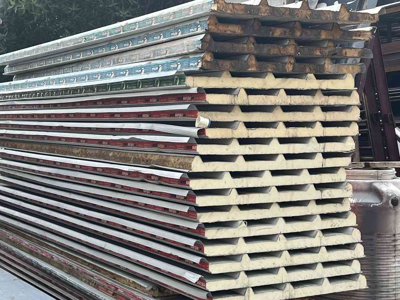 بسم الله الرحمان الرحيم على بركه الله تم اليوم وصول كميات كبيرة من السندويج جديد  والمستخدم والبوري شخاطه توجد خدمة توصيل حسب الاتفاق تنويه هام واشتري جميع انواع السندويج المستخدم الجبلونات والحقول السقايف يوجد كادر تفصيخ بس تصل والباقي علينا مكاني كربلا حي الغدير رقم ***********
