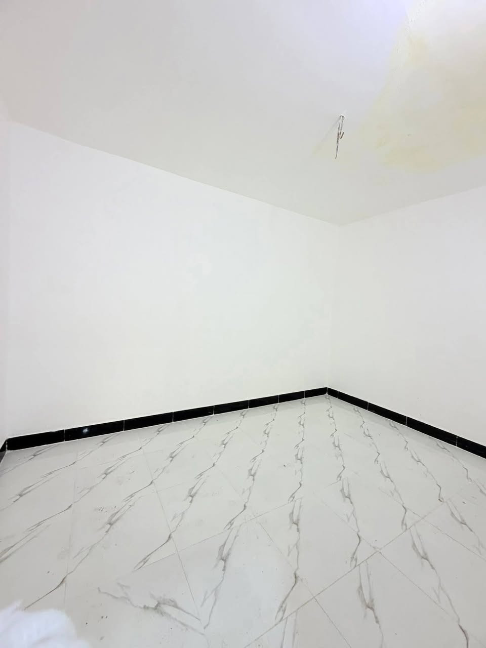 المساحه 80 متر  
💰 السعر: 28 مليون (قابل للتفاوض)
🏗️ البناء: طابوق  جمهوري
🏠 الأساس والسقف: صب كونكريت مركزي 

مواصفات البيت:
✅ غرفة نوم 1 🛏️
✅ أستقبال 
✅ صالة 🛋️
✅ مطبخ 🍽️
✅ صحيات 🚿

الخدمات المتوفرة:
🔹 ماء 💧
🔹 كهرباء ⚡
🔹 شوارع مبلطة 14 متر  🚗
🔹 مدارس قريبة 🏫
🔹أنترنيت ضوئي 
🔹 خط مولده 
📍 الموقع: النجف – حي ميسان، شارع الزوار 
خلف سكلة الكرعاوي
📜 طابو زراعي (إقرار محكمة)

📞 للتواصل: ***********

(ملاحضة ) متوفر لدينا كافة المساحات والدور  ألسكنية وعرصات 
وأراضي زراعيه
