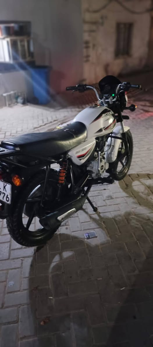 السلام عليكم بوكسر كلاسك موديل 22 نازله بل 23 الدراجه مكفوله مكينه خرسه كلهة شغلله كهربائيات سلف هندر نضافه كدام عينك و الدراجه احله من الصور نكره بكل وقت رقم الكليزي بغداد بسمي تحويل ثاني يوم السعر 2100 مليونين وميه وبيهة مجال قليل مكاني بغداد مدينه الصدر تقاطع السفاره رقمي *********** واتساب أو اتصال
