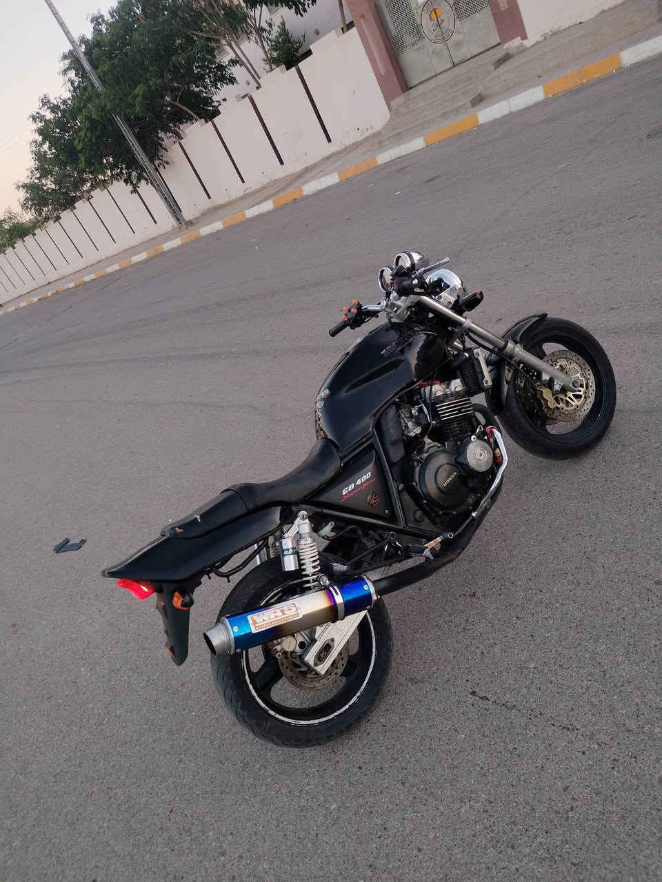 سلام وعليكم شباب عندي هاي البطحه سيبي 400 كير محرك شرط فقط تانكي مصبوغ جماليه مكفوله كفاله عامه  سعرهه 13 بيهه مجال بسيط ***********
***********
