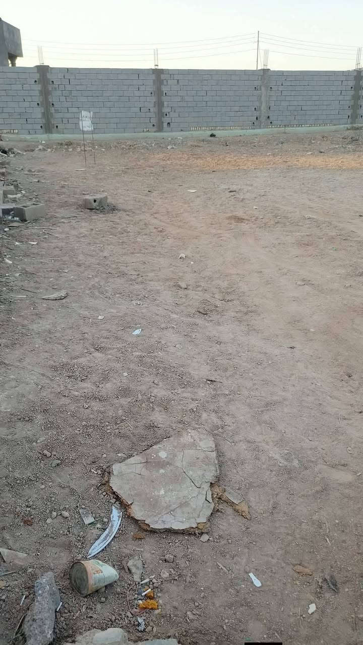 قطعه ارض 200
 و 400متر للبيع 
تبعد عن الشارع الرئيسي 40 متر 
منطقه الخيط 
عرض الشارع الفرعي تسعه متر

...........بضهرها شارع يطلعك على المدارس
للاستفسار الاتصال على الرقم ***********
