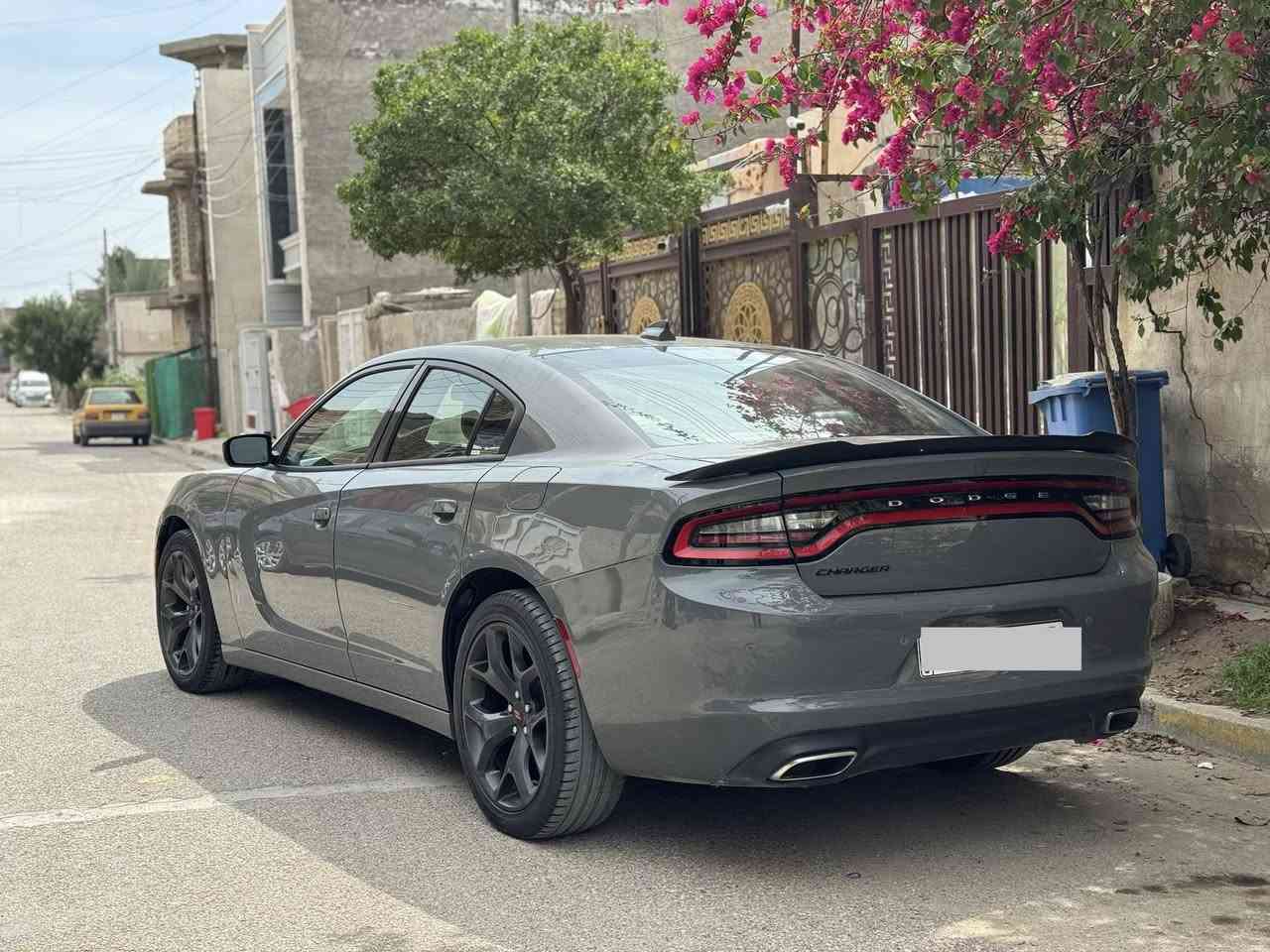 السلام عليكم
جارجر  SXT +
موديل : 2019 
ماشية : 131 الف
المواصفات 
بصمة 
تشغيل عن بعد 
شاشة 
كاميرا 
كشنات كهرباء جلد تدفئه تبريد  
تحكم ستيرن جهتين 
كروز سرعه 
نظام ايكو 
نظام سبورت 
قطعتين تبريد 
مكينة 6 سلندر 
3600
 
لد امامي 
لايت زنون 
بلوجكتور زنون 
 
حساسات 
ويل كب بلاك ٢٠
(رقم بغداد الجديد تحويل ثاني يوم )
الحادث :فقط طخه بلباب راجع بارد وهنا بلعراق نصبغ البنيد .بدون ايرباكات
(صور الحادث مرفقة ) 
العنوان : بغداد زيونه 
السعر : 208  
للاستفسار
***********

