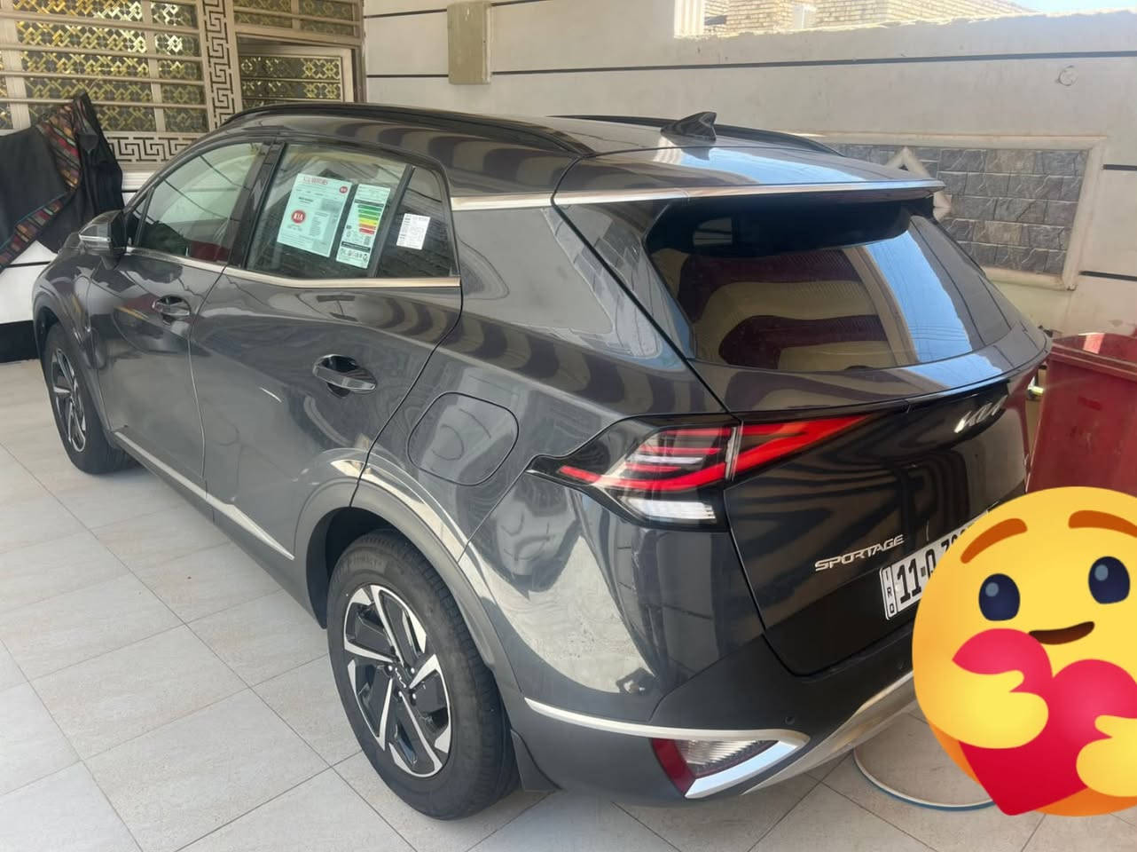 🚘 Kia Sportage 2025 زيرو 
السياره استلام مصرف راعيها مايسدد بدون تحويل رقم وسنويه بغداد

Hybrid بانوراما – المواصفات

⚙️ المحرك والأداء:
محرك 2000 CC DOHC اقتصادي هايبرد.
قوة ممتازة مع استهلاك منخفض.
ناقل حركة أوتوماتيك 6 سرعات.
Drive Mode مع 4 أنظمة قيادة (Eco / Sport / Comfort / Smart).
🌟 المميزات الداخلية:
فتحة سقف بانوراما واسعة.
شاشة وسطية لمس 12.3 إنش مع Apple CarPlay و Android Auto.
شاشة عدادات رقمية متطورة.
 كرسي كهرباء للسائق والجهة الثانية .
تحكم كامل من الستيرن (بلوتوث، مثبت سرعة، أوامر صوتية).
إضاءة محيطية داخلية LED.
بصمة تشغيل + بصمة دخول ذكي.
صندوق كهرباء خلفي.
Two Color (داخلية/خارجية مميزة).
🛡️ أنظمة الأمان:
حساسات أمامية وخلفية + حساسات 360 درجة.
كاميرات محيطية عالية الدقة.
نقاط عمياء + إشارات بالمرآة الجانبية.
رادار أمامي مع تنبيه مغادرة المسار.
المحافظة على المسار + مساعد القيادة.
فرامل ABS + مانع انزلاق + أوتو هولد.
المظهر الخارجي:
أضوية أمامية وخلفية LED كاملة.
العجلات 19اتصال ***********
