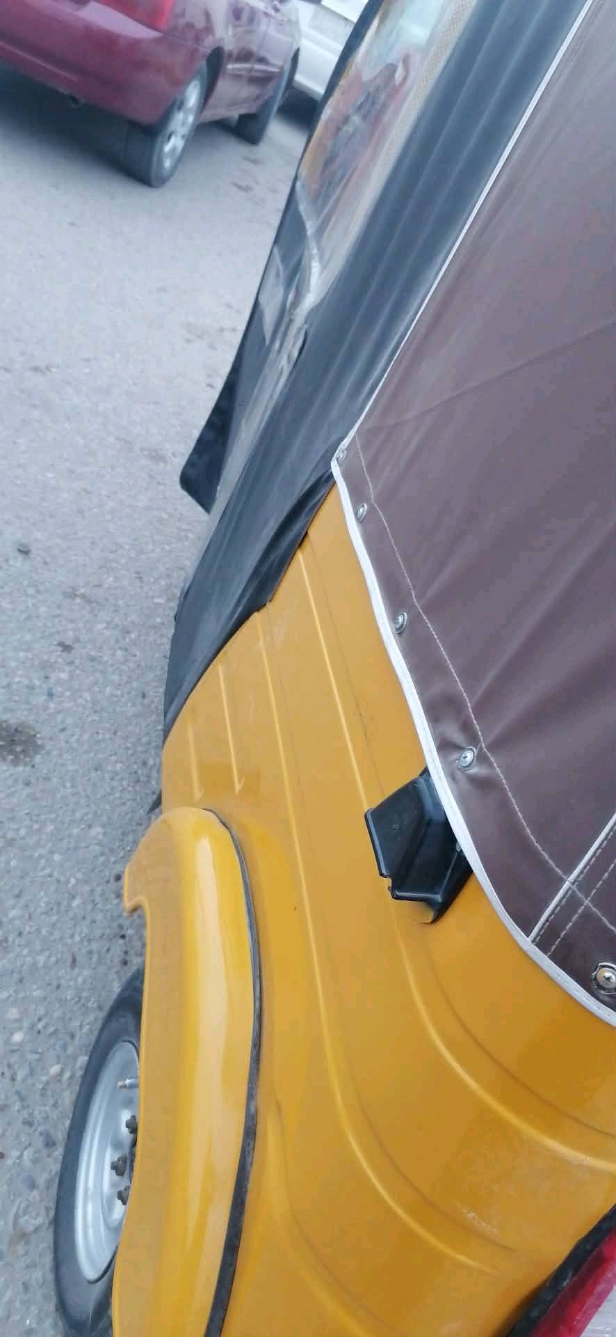 هذا تك تك معروض للبيع بحالة ممتازة. اللون الخارجي أصفر مع سقف بني، والمقاعد ما زالت مغطاة للبقاء على نظافتها. تتوفر به كافة الخصائص الأساسية التي تحتاجها لبدء العمل فوراً. التصميم يوفر راحة وسلامة للركاب والسائق معاً. مثالي للاستخدام داخل المدينة. المحرك تم فحصه حديثاً وهو يعمل بكفاءة. فرصة ممتازة لمن يبحث عن وسيلة نقل اقتصادية وفعالة.