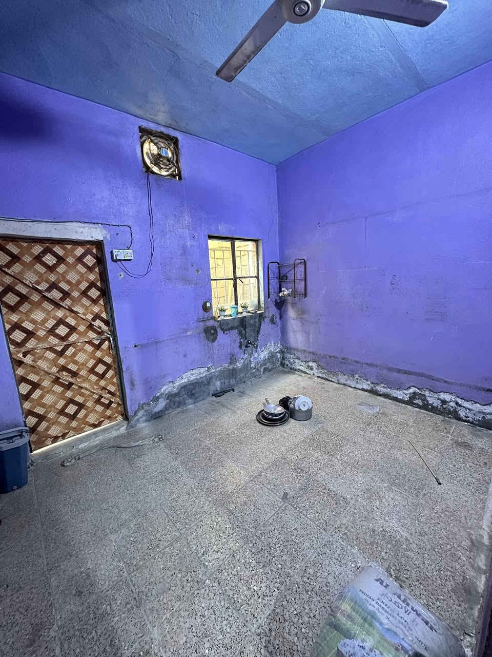 بيت لليجار المساحة ١٠٠m
مكانة مدينة البكر فرع المدارس بناهيت الشارع 
للستفسار 
***********
او خاص
