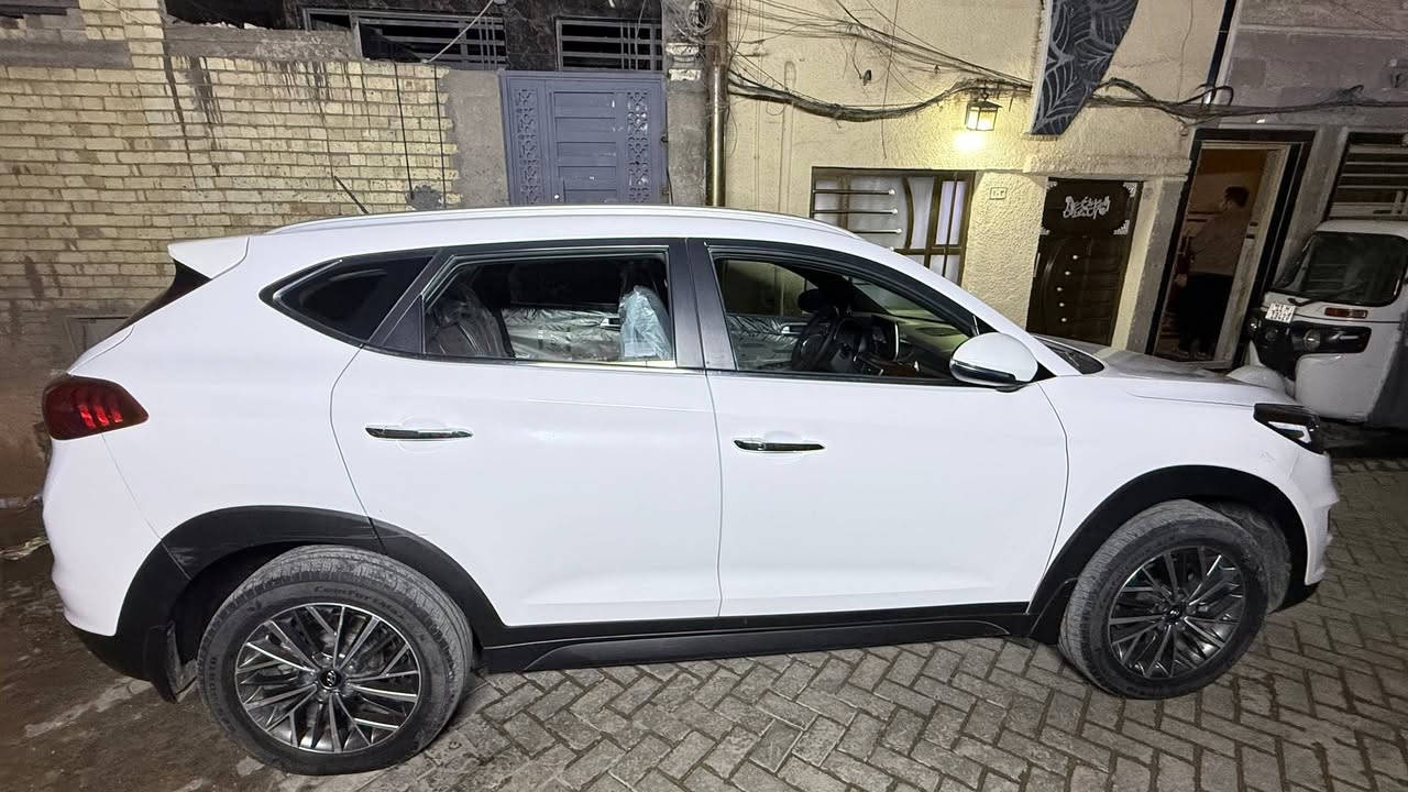 العنوان: للبيع هونداي توسان 2019 (خليجي) - رقم بغداد جديد
المواصفات: نص فول (بدون فتحة)، محرك 2000.

​الرقم والسنوية: رقم بغداد حرف جديد، السنوية جديدة وباسمي.

 كراسي كهرباء

​: * مرايا شفط كهرباء مع خاصية الترحيب عند الاقتراب.

​كشنات مغلفة تغليف درجة أولى جديد (والكشنات الأصلية بحالة الوكالة وكلشي مابيهن).

​الماشية: 96,000 كم.

​الصبغ والضرر: صبغ قطعتين (بنيد وجاملغ) 

​السعر: 175 ورقة (17,500$) وبيها مجال بسيط للشراي الطيب.

​المكان: بغداد - مدينة الصدر - قطاع 19 (تقاطع مستشفى القادسية).

​للتواصل والاستفسار (واتساب فقط):

📞 ***********
