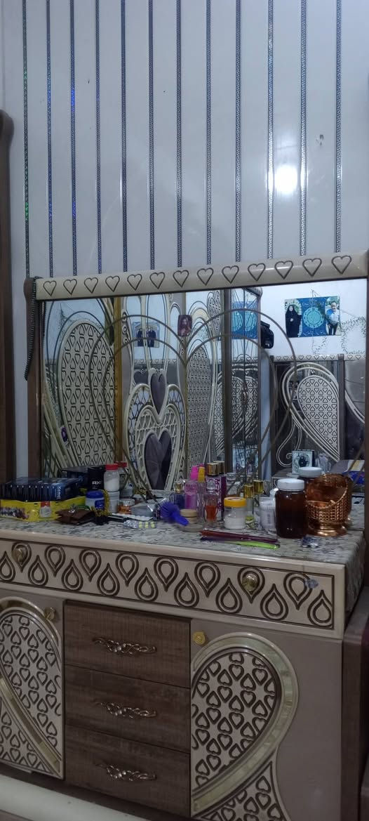 غرفة نوم ايطاليه درجه اولى النوع الثقيل للبيع ٨ قطع بحاله جيده سعره ٧٠٠ ألف وبيه مجال الاتصال على الرقم ***********
