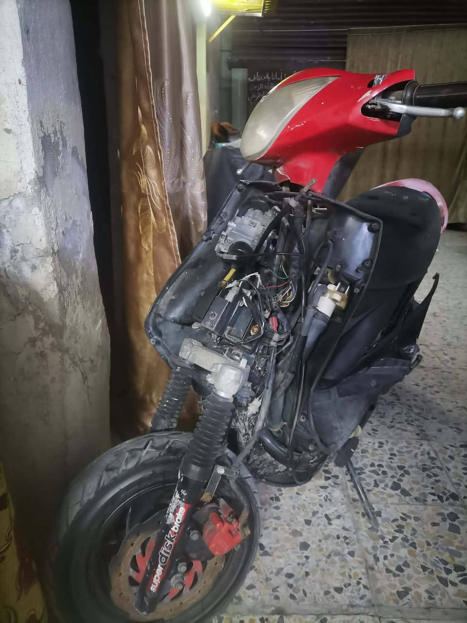 اسلام عليكم اخوان دراجه كامكو ماعرفت اسمه لسه بس حديثه وعليه مكينه حاويه جيفور دراجه حلوه فول كفراتها بيض مكسره ذبيتهن دراجه قفله ٣٠٠ ***********
