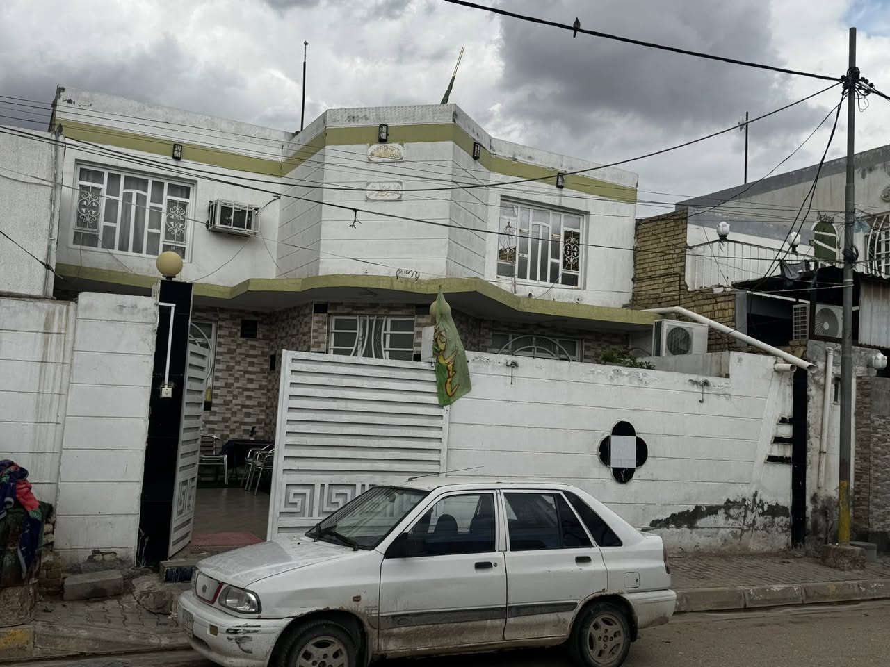 🏨🏨🏨بيت للبيع 🏨🏨🏨 

ملاحظه 🛑البيت مطلوب مبادره 71مليون 🛑

الموقع //الإسكان شارع السفير 

المساحه //200متر 
الواجهة //10متر 

يحتوي البيت على 
عدد الغرف ثلاثه استقبال صاله مطبخ حمام 🚾 

للأستفسار على 
الأرقام الضاهره وأتساب 📞

***********
***********

أو مراجعة مكتب محمد الغانمي جمهوري شارع السائدين مقابل ملعب الأتفاق الرياضي
