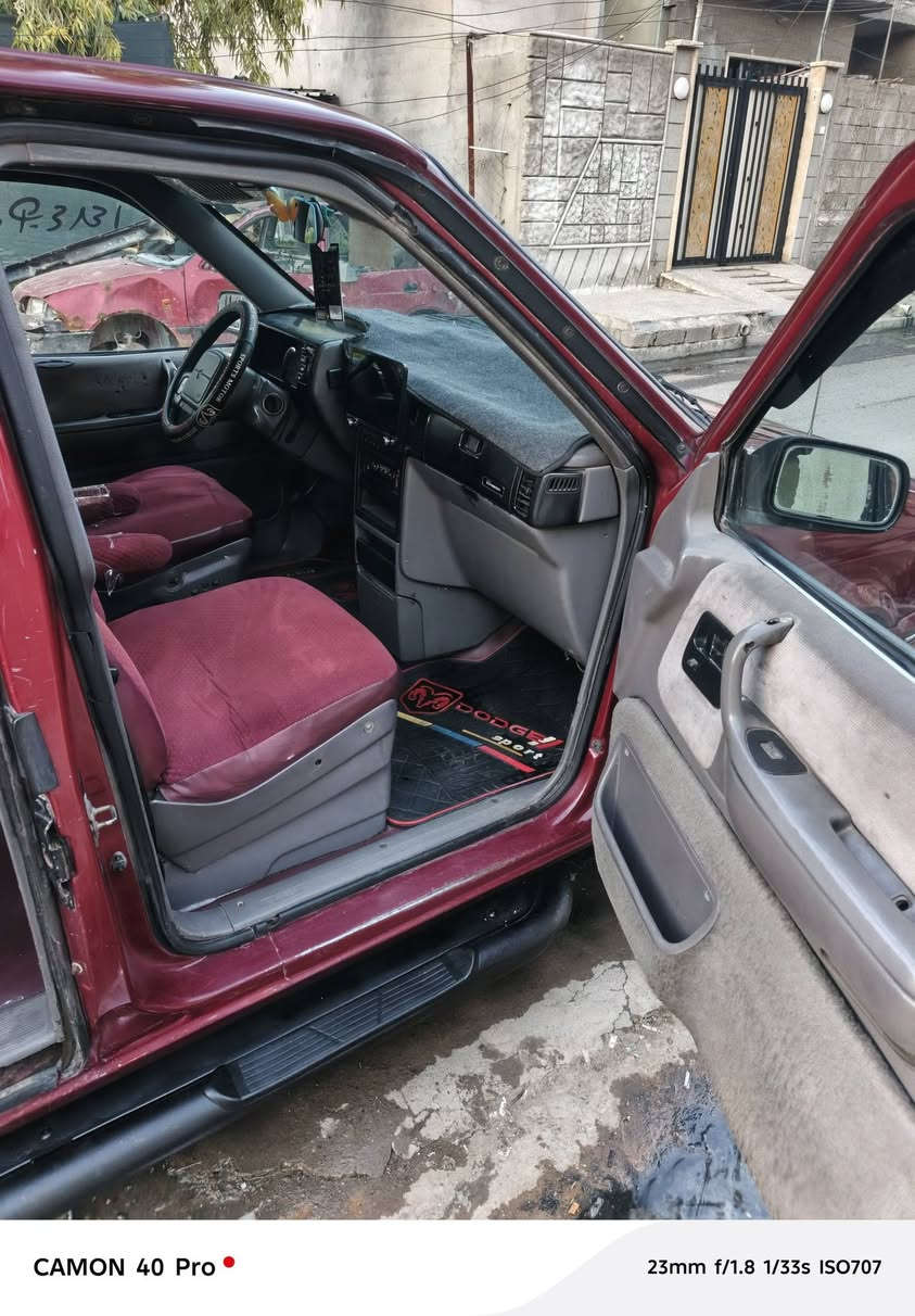 السلام عليكم للبيع دوج كليزر موديل ٩١ سيارة جاهزة شرط التحويل كيار وطخم تاير كلو جديد كهربايات كلها شغالة كاربون بانزين موجود والسيارة بااسمي والمحرك دوج  بي دخان بدون رخاوه السعر 42بي مجال شي قليل العنوان موصل حي سومر ***********) (***********).
