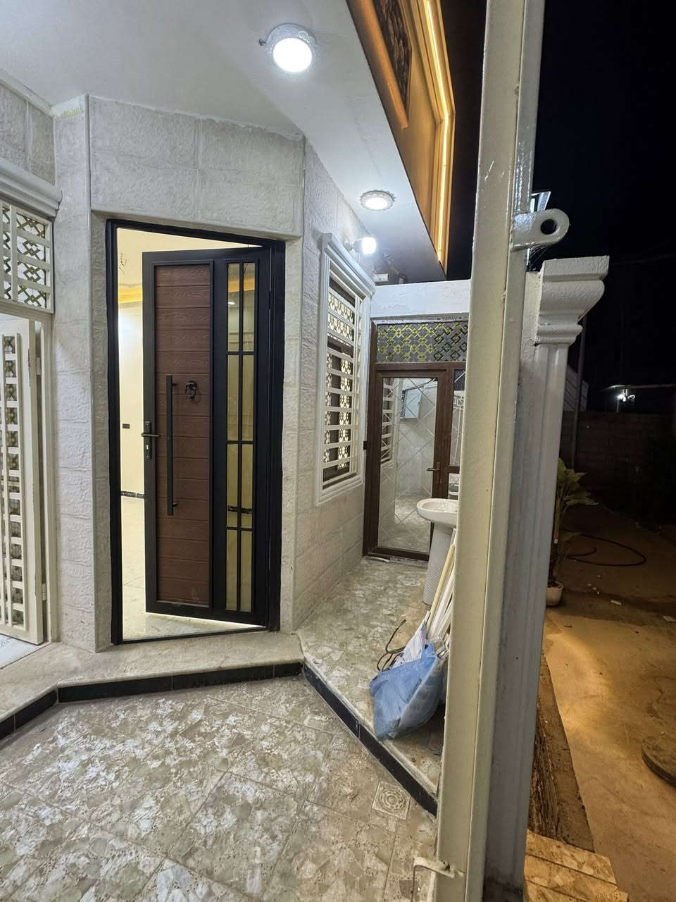 سلام عليكم  
بيت 100 متر واجهه 6 وربع نزال 16 طابق واحد 
كربلاء البوبيات الودي عمود 31 
للاستفسار اكثر اتصل 
***********
