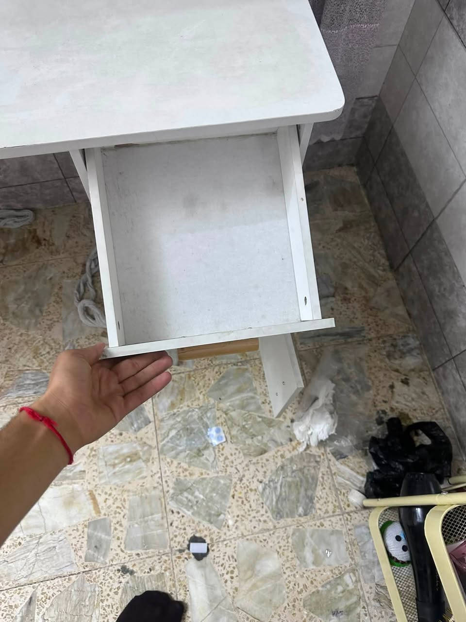مكتب دراسي لبيع أخوو الجديد مستعل شي قليل سعره 70الف وبي مجال العنوان بغداد مدينه الصدر رقم الهاتف /***********
