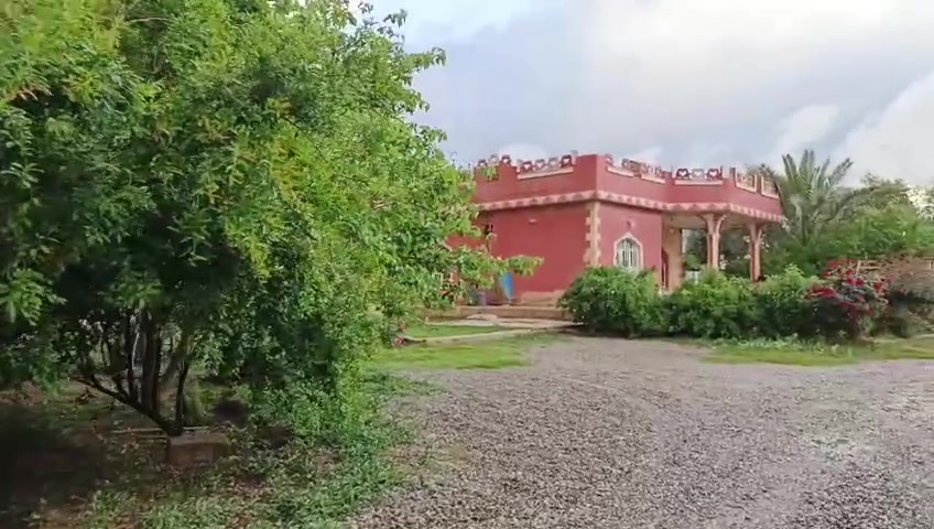 السلام عليكم
دار للبيع في قرية الطارقية حوش اكثر من دونم مساحة البناء تقريباً 240 م 
كراج عدد 2 
مخزن عدد 3
بئر ارتوازي
مولد لستر جديد
بستان مزروع مختلف الأشجار
البيت يتكون من 
ربعه
هول عدد 2
غرف نوم 2
مطبخ
صحيات
الاستفسار  الاتصال على الرقم ***********@
