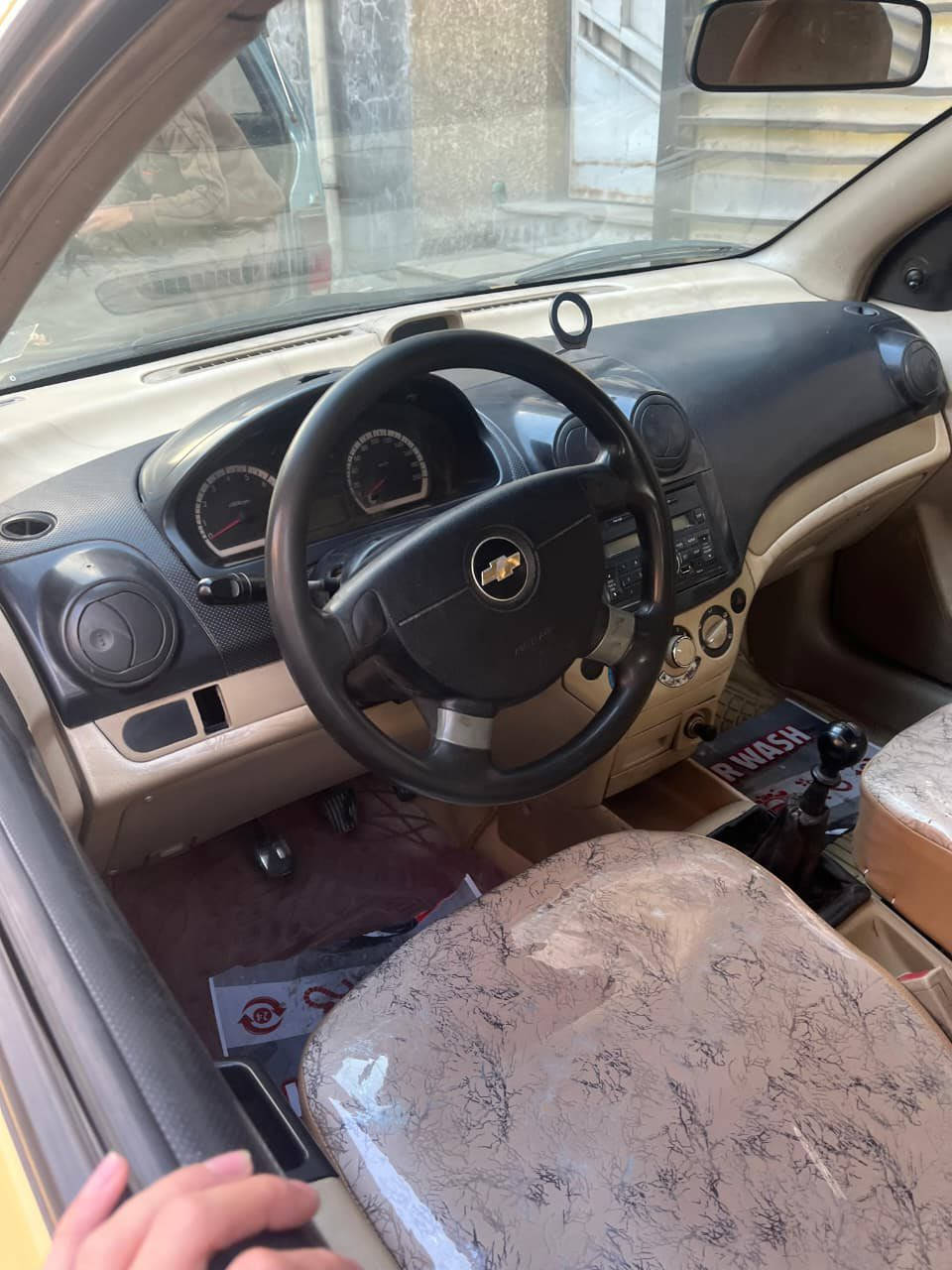 السلام عليكم شوفرليت افيو موديل 2010
خليجي الشركه العامه
مكينه جديد  قبل شهر بدلته 
 مكينه مفتوح  مو مسكر
كير بلادي ماملعوب بي
كهربائيات شغاله وتخبل
سياره شلعه ومعدل 
سياره مدوشمه جديد وارضيات وغرفه تخبل 
بيه ضربه خفيفه بل وره ومصلحه 
لايت وبك لايت  جدد
تخم تايرات جديد
صدر جديد
تحويل ثاني يوم
مصفره هيئه 
وعليه غرامه 400 
رقم دولي جديد
(سعر 52) 
رقمي :-***********
عنواني :- بغداد الامين الثانيه
