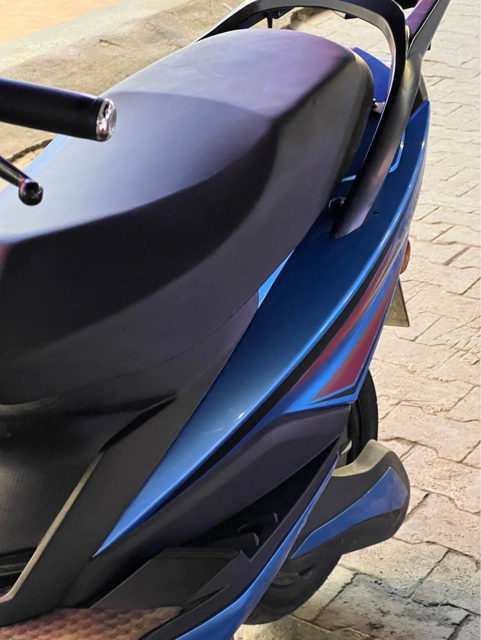 🔥 A12 
من شركة MTR
🚀 قوة ما تتقارن… أداء يخليك بالمقدمة
دراجة A12 مصممة للّي يريد سرعة حقيقية، ثبات عالي، وتقنيات متطورة 
⚡ منظومة الطاقة والأداء
🔋 6 بطاريات مسطرة كرافين عالية الكفاءة
🌀 ملف 2000 نحاس حقيقي (مطوّر) لعزم أقوى واستجابة أسرع
🚀 سرعة حقيقية 80 كم/س
🛣️ مدى قيادة حقيقي 60 كم بالشحنة الواحدة
🎚️ ثلاث سرعات للتحكم حسب رغبتك
🏋️‍♂️ تتحمل أوزان لحد 300 كغم
🛞 تاير جوبلس قياس 12 / 120 / 70 ثبات وأمان أعلى
🛡️ أمان وسيطرة كاملة
🔄 نظام الرجوع للخلف
🛑 بريكات دسكات قوية
💧 دبلات هايدروليك لامتصاص الصدمات
🧠 حساس بريك ذكي
🔐 مانع سرقة
🛞 ويل كب قوي جداً لتحمل الطرق الصعبة
💡 تكنولوجيا ورفاهية
🔥 لايت زنون 4 عدسات + لدات نهارية ترحيب
📱 شاحن تلفون
↔️ دبل إشارة
🔑 تشغيل بصمة + كارت NFC + نظام ذكي 
مراوس فقط 🤍 وصلها موجود 
رقمي *********** بغداد, العراق
