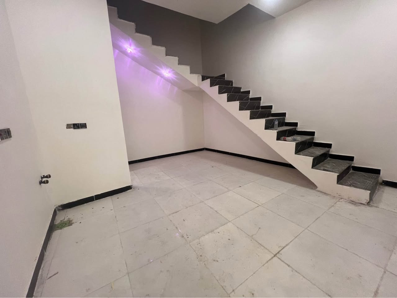 بيت للبيع ١٥٠ متر ألجزيره شارع زين العابدين 
سعر ٧٠ 
*********** البصرة, العراق
