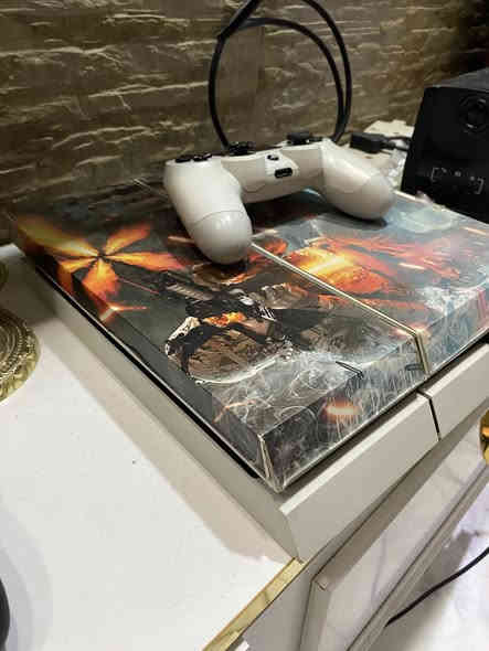 للبيع بلاي ستيشن 4 FAT
الحالة: نظيف جداً / شغال 100% بدون أي مشاكل
السعة: 500GB 
عدد اليدات: (ثنين )
الألعاب: (gta5+FIFA26+ كراش + بيتل فيلد 1+ بيتل فيلد 4+ كلف ديوتي )
الحرارة: ممتازة وما بي أي صوت مزعج
السوفتوير: 9.6 بس مهكر 
الاستخدام: استخدام بيت نظيف

السعر: (230)
الموقع: (بغداد )

للتواصل: (***********)
